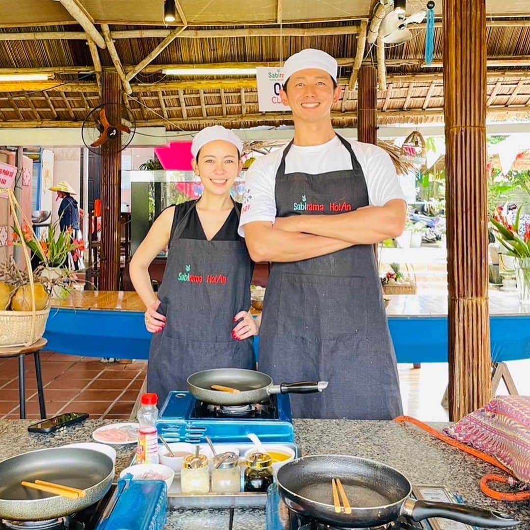 のインスタグラム：「ベトナム旅行🇻🇳 めちゃくちゃ楽しかったのが、ホイアン料理が学べるクッキングクラス　@sabiramahoi  ツアー🌱 このツアーで作った生春巻きが、人生で食べた生春巻きの中で1番美味しかった🥹❤️ 春巻きの皮を一から作ったのも初めて！！意外と簡単に出来て、ビックリでした😳  #ベトナム #ホイアン #お料理教室」