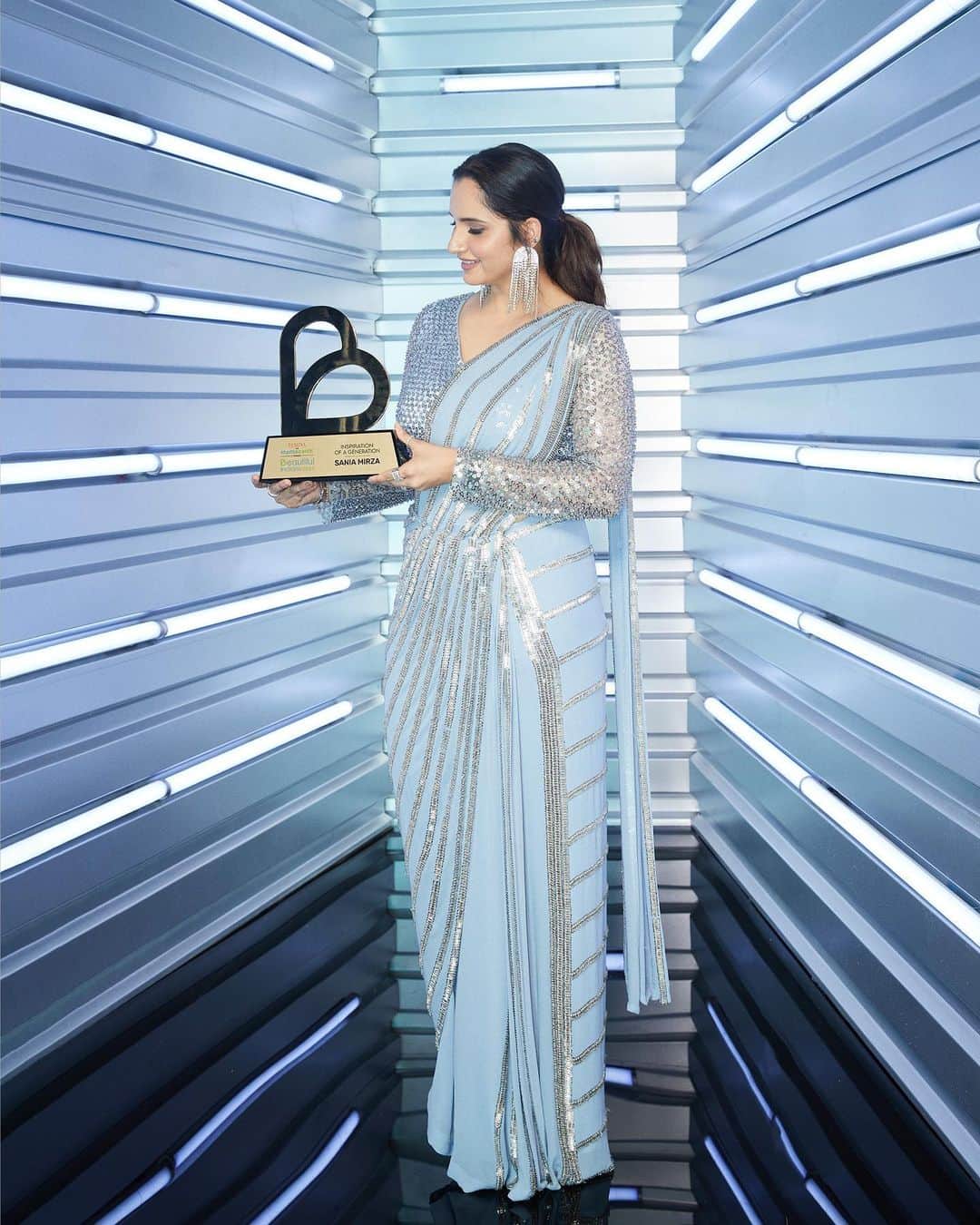 サニア・ミルザさんのインスタグラム写真 - (サニア・ミルザInstagram)「Thank you @feminaindia for this honor 💙 ‘Inspiration of a generation’ award 🔒」5月22日 17時08分 - mirzasaniar