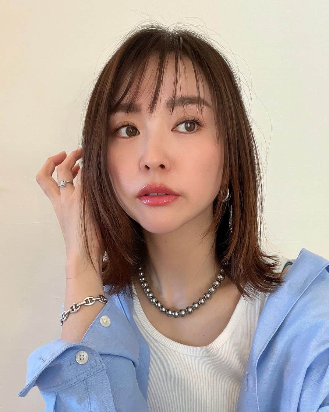 林香里のインスタグラム：「・ ・ 長ーーい前髪をばっさり✃✁✃✁ 久しぶりの短め前髪になりました︎︎✌︎ᵕ̈︎︎ オイルと重ためのワックスで束感ができるように 前髪の量感も調整してもらいました。 重たくならないように顔周りだけレイヤード 入れてもらってアクセントバンクの完成。 カラーも @hoshino_style にお任せしています！  @acri0823 で久しぶりに背中中心に オールハンド👋🏻で流してもらって全身スッキリー💆🏻‍♀️ 次はフェイシャルメニュー楽しみだな♡  #hair#hairstyle#haircut#beauty#」