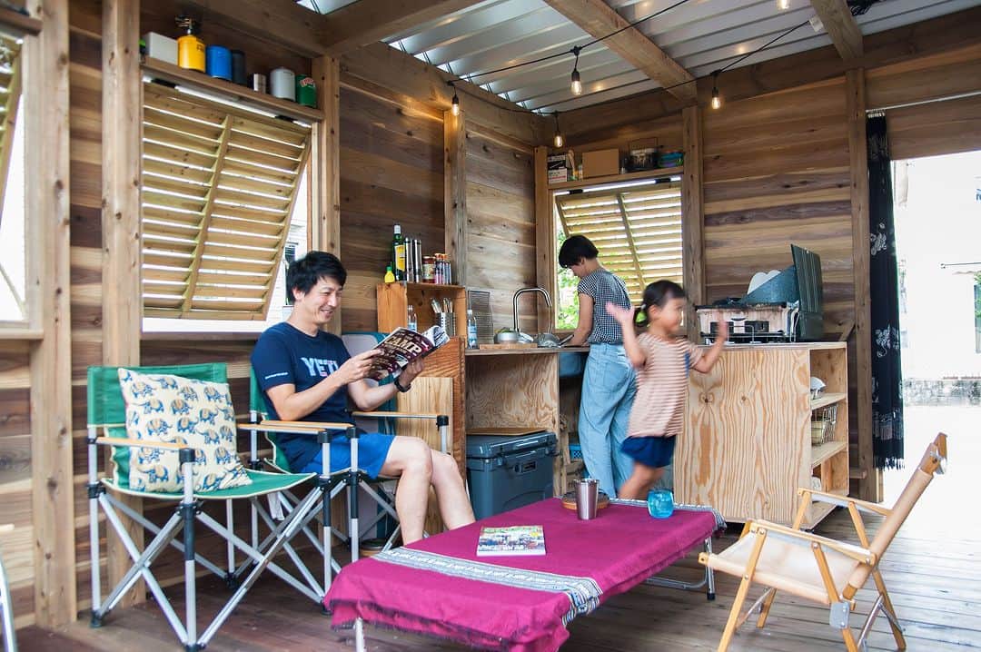 田中工務店／大阪／木の家のインスタグラム：「. ウッドデッキに屋根と壁をつけると こんな豊かな空間に。  雨の日でも楽しめる、 アウトドア好きにはたまらない空間。  #tanakakomuten_nomotime  すべての人に、豊かな人生を。 @tanaka.komuten は、大切な人との豊かな時間という価値を、設計士とつくる木の家づくりを通してお客様にお届けしたい、大阪北摂・吹田市にある工務店です。ぜひフォローください🤲🏻✨  誰も教えてくれない『住まいのレシピ』をメルマガ📮で好評発信中。詳細は @sumai.no.recipe をご覧ください。  #工務店がつくる家 #家づくり記録 #家づくりアイデア #暮らしの記録 #田舎暮らし #木の家 #家づくり記録 #家づくりアイデア #暮らしの記録 #田舎暮らし #育児日記 #北摂ママ #ベビスタグラム #部屋作り #おうちづくり #注文住宅 #大阪注文住宅 #新築 #マイホーム #マイホーム #outdoors #camping #ファミリーキャンプ #おうちキャンプ #グランピング #ベランピング #七輪 #デッキのある暮らし #アウトドア料理 #パパごはん #アウトドアパーク #アウトドアフェス #万博 #outdoorpark  @hokusetsu_camp 絶賛応援中 北摂でキャンプをしよう🏕✨」