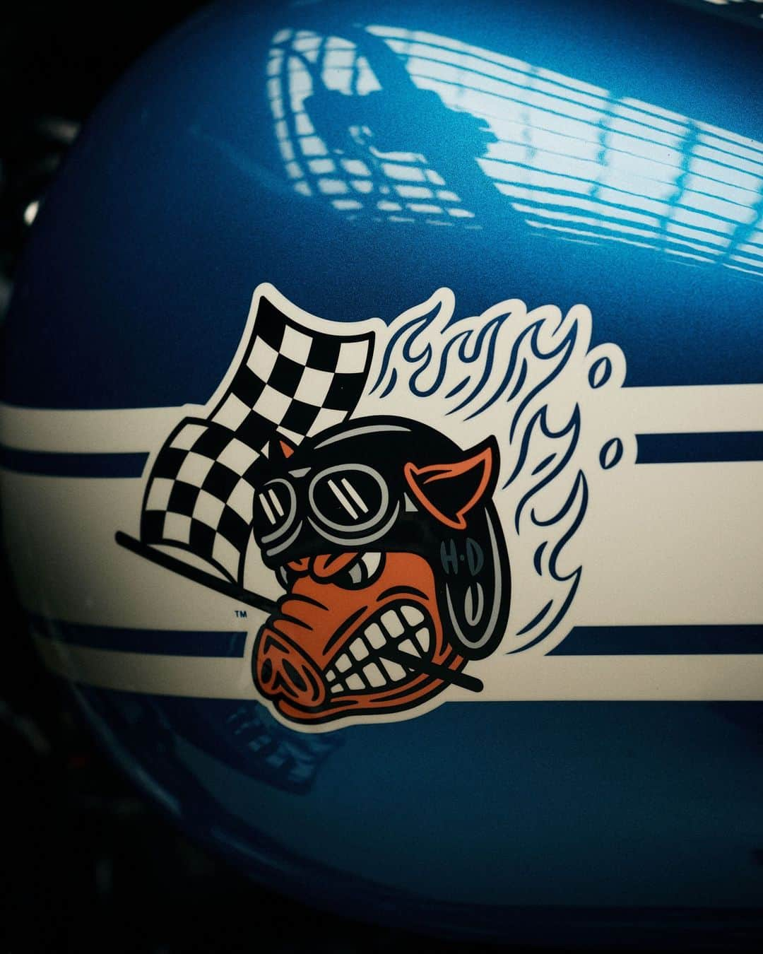 Harley-Davidson Japanさんのインスタグラム写真 - (Harley-Davidson JapanInstagram)「【FAST JOHNNIE】 ハーレーダビッドソンのレースの歴史と伝統に敬意を表したインパクトのあるペイントとグラフィックで表現する“エンスージアスト コレクション”  ローライダー STの「FAST JOHNNIE」は、最新2023年モデルのスペックそのままに、ファストジョニーブルーのベースカラーにカスタムホワイトディテールを施し、リアフェンダーにはエンスージアスト コレクションのロゴを配置。燃料タンクのグラフィックは左にJohnnie the pig、右にはバー＆シールドが刻まれています  https://www.h-d.com/EnthusiastMotorcycles      #ハーレーダビッドソン #HarleyDavidson #EnthusiastCollection #FastJohnnie #RoadGlideST #StreetGlideST #LowRiderST #ロードグライドST #ストリートグライドST #ローライダーST」5月22日 17時10分 - harleydavidsonjapan