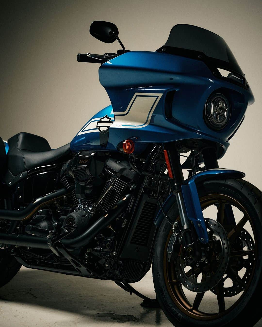 Harley-Davidson Japanさんのインスタグラム写真 - (Harley-Davidson JapanInstagram)「【FAST JOHNNIE】 ハーレーダビッドソンのレースの歴史と伝統に敬意を表したインパクトのあるペイントとグラフィックで表現する“エンスージアスト コレクション”  ローライダー STの「FAST JOHNNIE」は、最新2023年モデルのスペックそのままに、ファストジョニーブルーのベースカラーにカスタムホワイトディテールを施し、リアフェンダーにはエンスージアスト コレクションのロゴを配置。燃料タンクのグラフィックは左にJohnnie the pig、右にはバー＆シールドが刻まれています  https://www.h-d.com/EnthusiastMotorcycles      #ハーレーダビッドソン #HarleyDavidson #EnthusiastCollection #FastJohnnie #RoadGlideST #StreetGlideST #LowRiderST #ロードグライドST #ストリートグライドST #ローライダーST」5月22日 17時10分 - harleydavidsonjapan