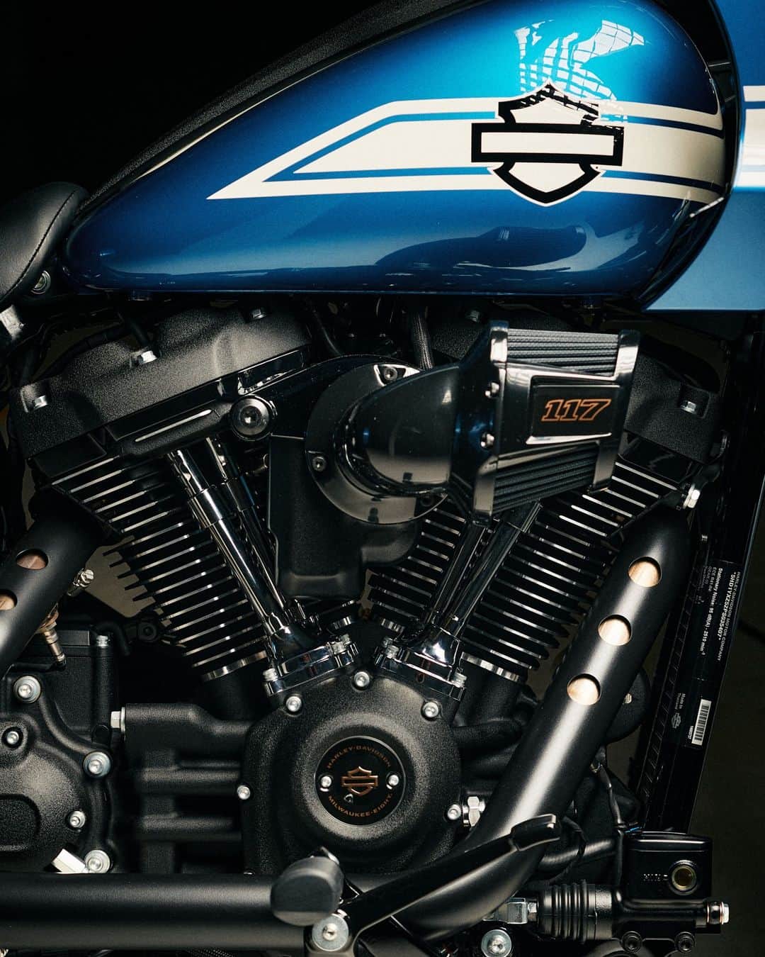 Harley-Davidson Japanさんのインスタグラム写真 - (Harley-Davidson JapanInstagram)「【FAST JOHNNIE】 ハーレーダビッドソンのレースの歴史と伝統に敬意を表したインパクトのあるペイントとグラフィックで表現する“エンスージアスト コレクション”  ローライダー STの「FAST JOHNNIE」は、最新2023年モデルのスペックそのままに、ファストジョニーブルーのベースカラーにカスタムホワイトディテールを施し、リアフェンダーにはエンスージアスト コレクションのロゴを配置。燃料タンクのグラフィックは左にJohnnie the pig、右にはバー＆シールドが刻まれています  https://www.h-d.com/EnthusiastMotorcycles      #ハーレーダビッドソン #HarleyDavidson #EnthusiastCollection #FastJohnnie #RoadGlideST #StreetGlideST #LowRiderST #ロードグライドST #ストリートグライドST #ローライダーST」5月22日 17時10分 - harleydavidsonjapan