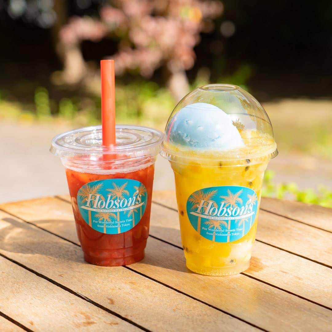 のインスタグラム：「. 【ODAIBA FOOD COURT🍴】  夏にピッタリな、トロピカルとストロベリーのフローズンアイスティー🍹  たっぷり入ったフルーツとナタデココの食感も楽しめる、ひんやりドリンクです。  炭酸に変更すると、しゅわっと爽やかに✨ アイスクリームをトッピングしてフロートにしても美味しいです◎  ※変更、トッピングには追加料金がかかります※  場所：1F フードコート ホブソンズ  #ホブソンズ #アイスクリーム #アイス #スイーツ #フローズンフルーツティー #odaiba #odaibatrip #odaibatravel #japantrip #tokyotrip #tokyotravel #japantravel #visittokyo #일본여행 #도쿄여행 #アクアシティ #アクアシティお台場 #お台場 #東京 #tokyo」