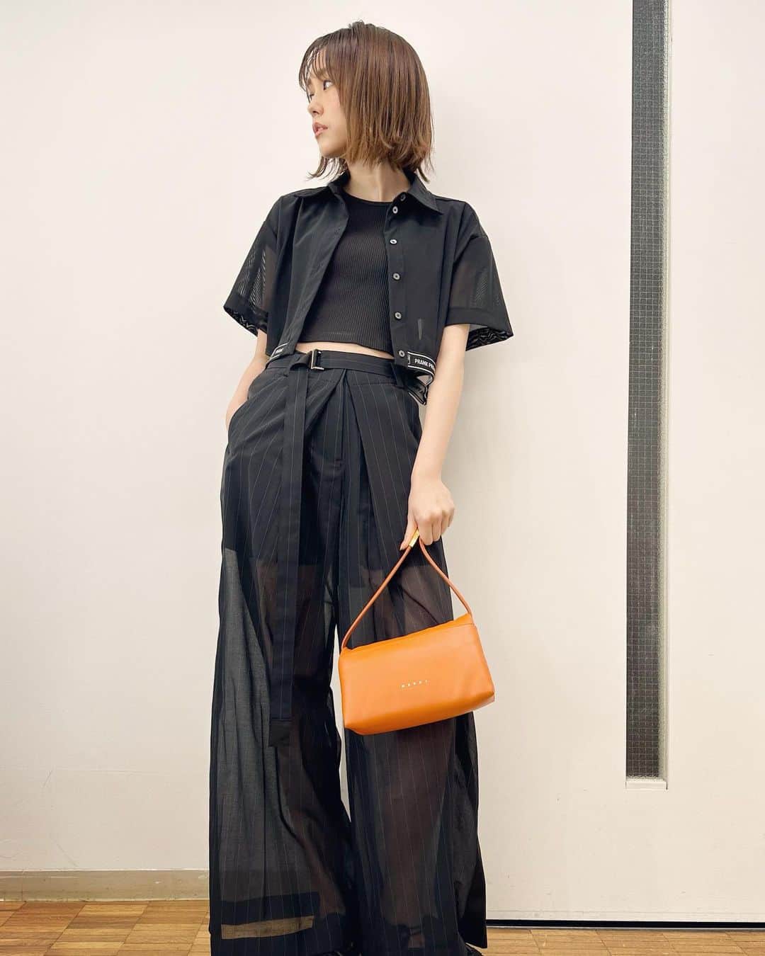 のインスタグラム：「すけすけが可愛いモノトーン🖤🖤🖤 そして差し色オレンジ🍊 top: #uniqlo  shirts: #prankproject  pants: #sacai  bag: #marni」
