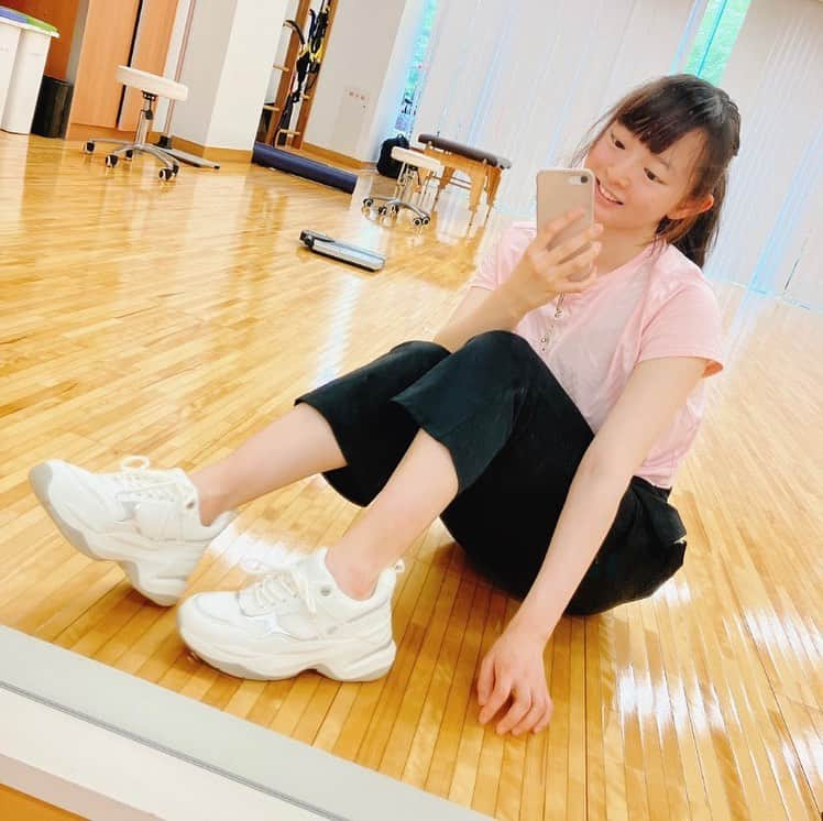 大庭雅のインスタグラム：「🤍  @beaxis_ 様 ウエイトコアスニーカー👟 可愛いスニーカーをありがとうございました💗  両足1.6kgもあるんです😳 オシャレにもトレーニングもぴったり🏋️‍♀️  皆様にもおすすめです🤍  #beaxis #ウエイトコアスニーカー #トレーニングシューズ #トレーニング #筋トレ女子 #PR #Present ＿＿＿＿＿＿＿＿＿＿＿＿  履いて歩くだけで「体幹」×「ウエイトトレーニング」になるスニーカー。ずっしり重い1.6kg のダンベルアウトソール内蔵。消費カロリー154%UP※。いつもの靴を履き替えるだけで、エネルギーを消費する時短ダイエットに。さらに内転筋113%※など筋活量もUP。トップモデルのウォーキング方をヒントに誕生。」