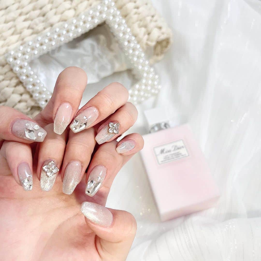 SUZUのインスタグラム：「𝑁𝑒𝑤 𝑛𝑎𝑖𝑙  久々にマグネットネイル💎 写真じゃ可愛さ伝わらないのと セルフで両手撮るの難しい📸笑  あと数回でネイルもオフかぁ...寂しい🫥♡  #ネイル#マグネットネイル#キラキラネイル #ダイヤネイル#グラデーションネイル #ワンホンネイル #ネイルブック#お呼ばれネイル#ネイルデザイン」