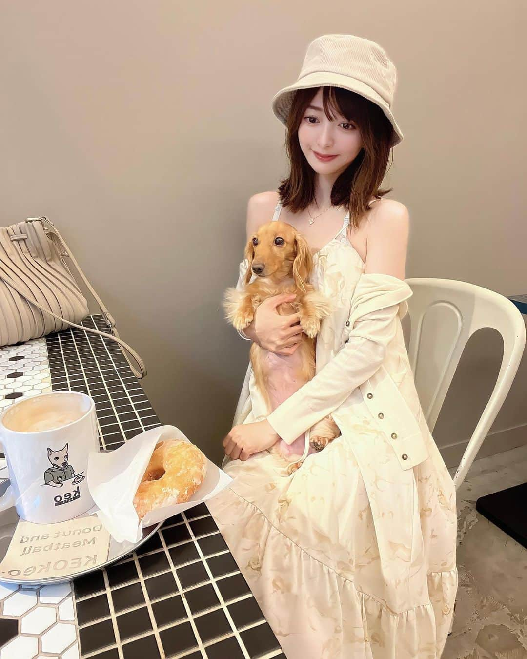 ゆうたむのインスタグラム：「🤎  窓側の席だったので外が気になってずっと見てたのんちゃん🐶🤎なかなか座ってくれなかった笑　  onepiece: @royalparty_official   #cafe #いぬすたぐらむ  #ミニチュアダックスフンド #ゆうたむの犬🐶  #fashion #ootd #cordinate #royalparty  #マキシ丈ワンピース  #夏コーデ #sponsored」