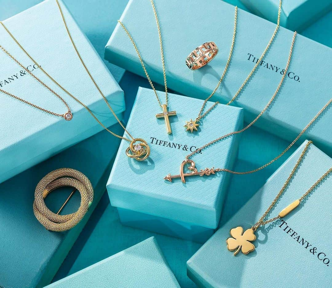 のインスタグラム：「Tiffany 〈Brand Reuse〉 新着商品多数入荷💙  人気のスマイルネックレスをはじめとするTiffanyの 新着アイテムをオンラインショップにアップしました。  手で走り書きしたようなラフなタッチが心地よい パロマピカソのハート&アローなどのモチーフや 夏の空を思わせるターコイズがピリリと効いた 日本限定のTサークルネックレス…  これからの季節に白シャツやTシャツにさらっと 合わせたい上質なデイリーネックレスがたくさん✨  Tiffanyのアイコンであるロビンスエッグブルーは 見るだけで幸せになる魔法の色。 オリジナルケース付きのネックレスはギフトにも ぴったりです。  (写真2枚目から順に)  ◇Tiffany スマイル ネックレス   ¥108,000 （Tiffanyケース付）  ◇Tiffany パロマピカソ ハート&アロー ネックレス  ¥74,800  ◇Tiffany パロマピカソ ダイヤモンド スター ネックレス  ¥79,800  ◇Tiffany クローバー ネックレス  ¥84,800  ◇Tiffany ペーパーフラワー ダイヤモンド ネックレス  ¥238,000（Tiffanyケース付）  ◇Tiffany ダイヤモンド クロス ネックレス  ¥79,800  ◇Tiffany  バイ・ザ・ヤード ダイヤモンド ネックレス  ¥64,800  ◇Tiffany Tダイヤモンド&ターコイズ サークル ネックレス〈日本限定〉  ¥234,000  ◇Tiffany Tトゥルー ワイドリング  ¥178,000  *ブランドリユースはすべて正規品保証しております。  ✴︎ For International Customers ✴︎  Please feel free to DM if you are interested in buying any of items posted in our feed. We are happy to help you.  ＋─＋─＋─＋─＋─＋─＋─＋─＋─＋─＋─＋─＋  【オンラインショップOpening Sale 開催中🛍】  ◇ Alagin Online Shop ◇  https://alag-in.jp/  プロフィールリンク🔗▷Alagin Online Shop  Alagin  Tel.  03-3836-3926 (GALA JEWELRY おかちまち本店1F)   ＋─＋─＋─＋─＋─＋─＋─＋─＋─＋─＋─＋─＋ ・ ・ ・ ・ #ブランドジュエリー #used #リユース #ブランドリユース #ご褒美ジュエリー #ジュエリー好きな人と繋がりたい #ジュエリー好きさんと繋がりたい #お守りジュエリー #GALA #ガラ  #Tiffany #tiffanyandco #ティファニー #ティファニーネックレス #ティファニーリング #ティファニーt #tスマイル #ティファニーブレスレット #ティファニーブルー #バイザヤード#alagin #tiffanynecklace」