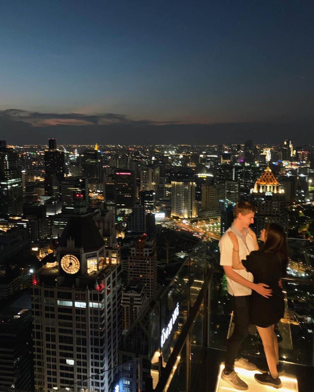 りせさんのインスタグラム写真 - (りせInstagram)「rooftop bar in Thailand 🇹🇭🍸✨  最高の夕陽と夜景を堪能して お洒落なカクテルを楽しみました❤️  幸せな時間だったな💕」5月22日 17時31分 - 1209rise