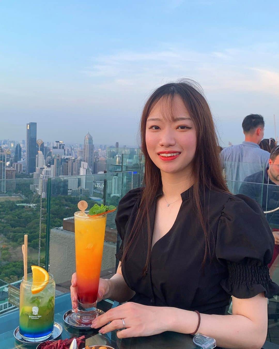 りせのインスタグラム：「rooftop bar in Thailand 🇹🇭🍸✨  最高の夕陽と夜景を堪能して お洒落なカクテルを楽しみました❤️  幸せな時間だったな💕」