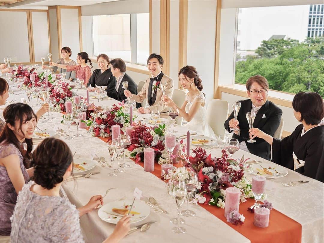 家族挙式さんのインスタグラム写真 - (家族挙式Instagram)「. 少人数婚ならではの魅力は ゲストとの距離の近さ！  おふたりもゲストと同じテーブルで お食事を楽しめるので 両家の絆も深められますよ。  会場：ヒルトン名古屋 . -------------------- @kazoku_wedding をフォローして、 #家族挙式 でお写真を投稿してくださいね＊* ----------------------- . ❁テレビCM放映中 ▹▸ “家族挙式ベスト“なら 【挙式・衣裳・美容・写真】が含まれた プランが99,000円〜叶います＊ ▽予約はTOPのリンクから❁ >>> @kazoku_wedding  ------------------- #家族挙式 #ベストアニバーサリー #家族 #Family #家族婚 #bestanniversary #少人数婚#ウェディング #結婚式準備#結婚式 #フォトウェディング #プレ花嫁 #卒花#日本中のプレ花嫁さんと繋がりたい #花嫁#卒花嫁#国内挙式 #ウェディングドレス #プラコレ #DRESSY花嫁 #披露宴会場 #会場装花 #少人数結婚式 #会場コーディネート #装花 #少人数ウェディング #ウエパ #ウエディングアイデア #名古屋花嫁」5月22日 17時23分 - kazoku_wedding