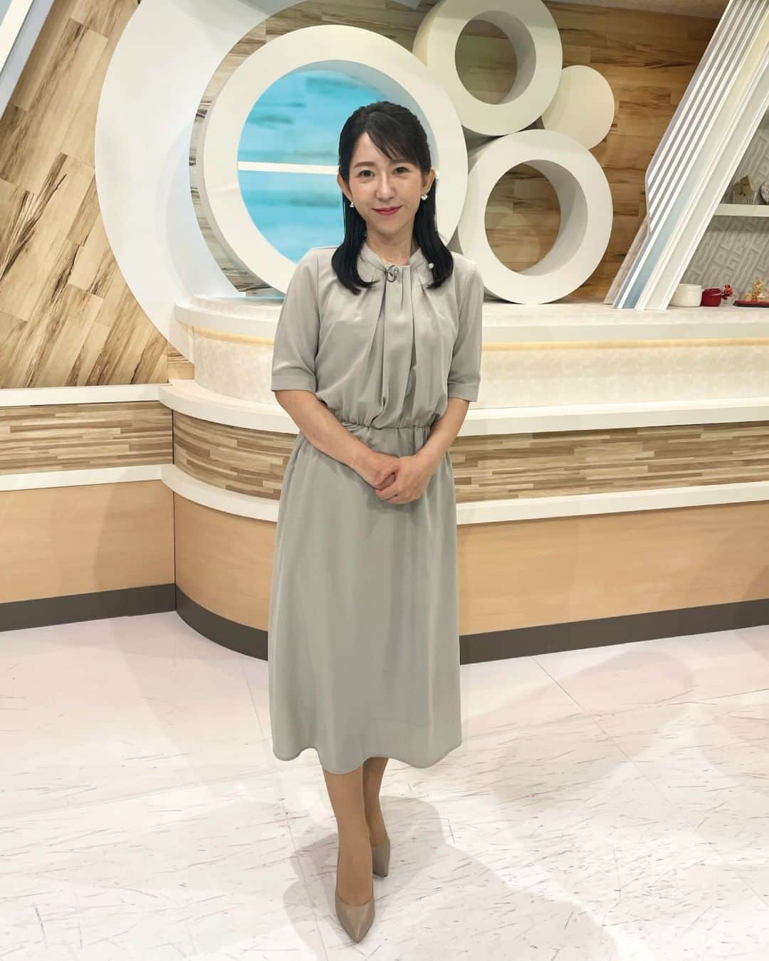 のインスタグラム：「👗 「News Park KSB」の衣装です。 今週もよろしくお願いいたします！  ୨୧┈┈┈┈┈┈┈┈┈┈┈┈┈┈┈┈┈┈୨୧ #松木梨菜 #瀧川奈津希 ୨୧┈┈┈┈┈┈┈┈┈┈┈┈┈┈┈┈┈┈୨୧  #KSB瀬戸内海放送 #KSB #アナウンサー #衣装 #コーディネート #fashion」