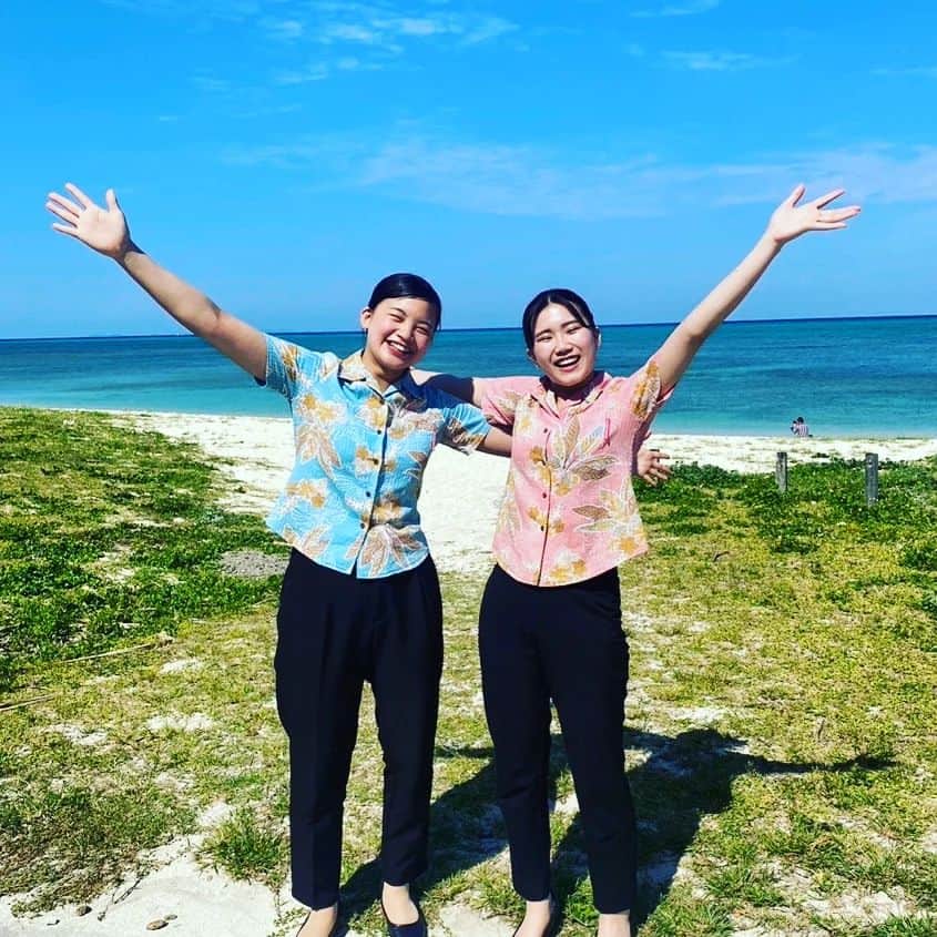 のインスタグラム：「ウェディング科 沖縄リゾートウェディング研修🌺  はいたい! (こんにちは) ウェディング科の学生が沖縄へリゾートウェディング研修へ行って来ました◎  沖縄のリゾートウェディングは、『旅するウェディング』✈ 最高のロケーションとおもてなしで、新郎新婦とゲストにとって一生の想い出になります。 (実は私のいとこが沖縄で結婚式を挙げました♡ものすごく良い想い出になってます)  ウェディング科にはホテル＆リゾートウェディングコースがあって実習の機会がありますよ。リゾートホテル、ウェディング興味ある方、沖縄おすすめです🙌  東京ウェディング・ホテル専門学校は沖縄リゾートウェディング協会の会員です。  沖縄リゾートウェディング研修には日本ホテルスクールの学生さんと一緒に参加しました(^^)  #沖縄リゾートウェディング #リゾートウェディング #リゾートホテル #沖縄リゾートウェディング協会 #TWH #ブライダル専門学校」
