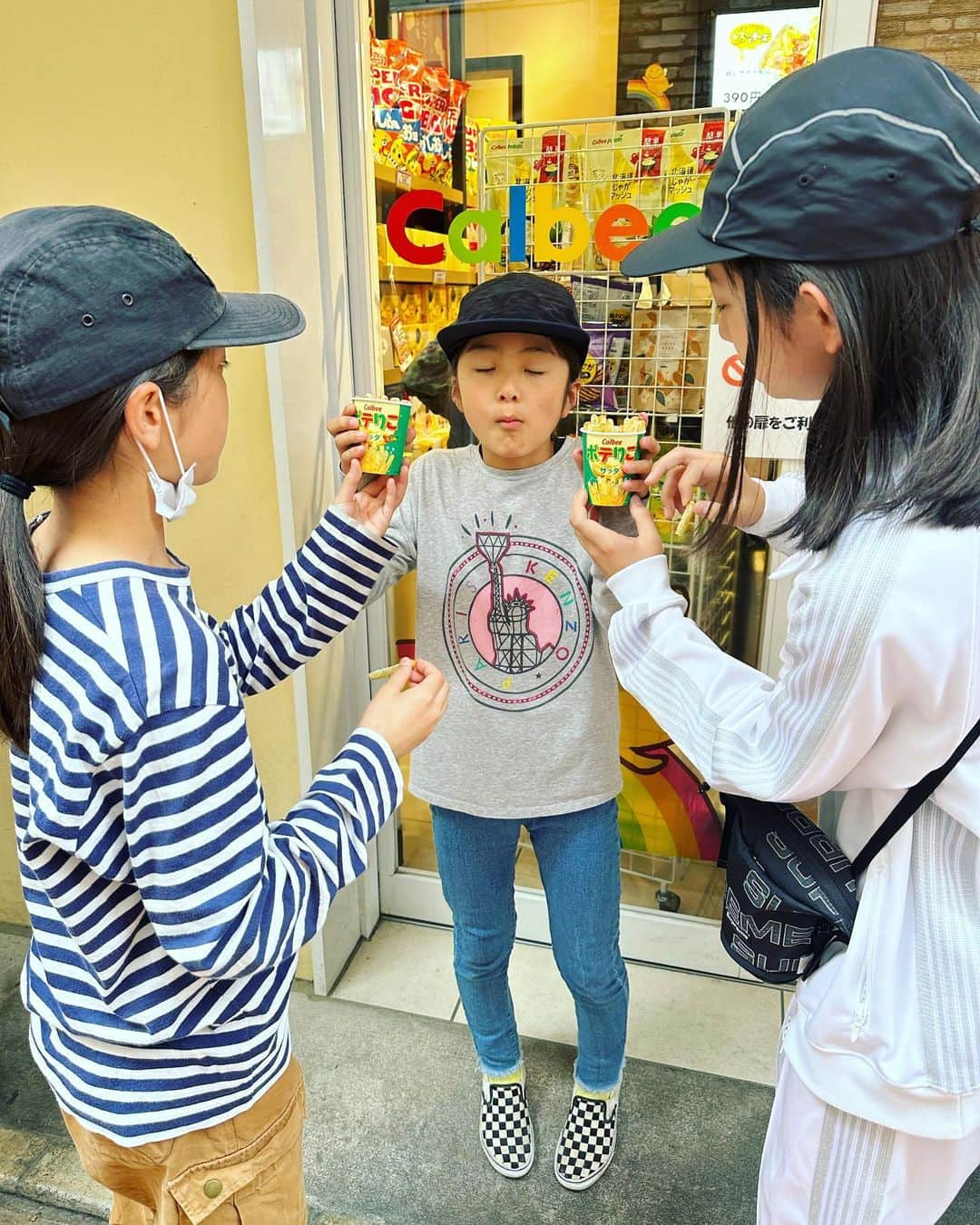 ナカイシミキさんのインスタグラム写真 - (ナカイシミキInstagram)「子たち春〜初夏 👨‍👦‍👦 ガクと鶴橋 ナギの命じゃがりこ 大雨の野外ダンス ガクの趣味 3人ダンステスト ついに身長こされた 春の淡路島 ナギの寝癖  個性がさらに出てきて 忙しいけど素敵な毎日  #体力おいつかねっ  #3兄弟　#男の子　#3brothers #dancekids #dance #kidsdance #鶴橋」5月22日 17時26分 - mikivicious