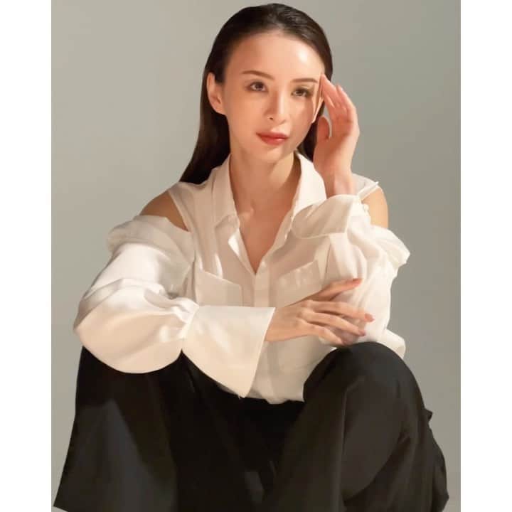 舞川あいくのインスタグラム：「最近の美容情報🤍💫  @lekarkacosme レカルカ最新商品『BTC SHARP BRIGHT ESSENCE』  洗顔直後のお肌の上でカプセル入りの美容液を擦り込み、ラクトペプローション(私が毎日使ってるローション)でそのカプセルを破壊、中の美容成分と美細針スピキュールを浸透させる新しい美容液。 お肌の中を3日間、シミ、シワ、たるみ肌荒れケア成分で溢れさせます💫  シミ、シワ、たるみが気になる方のエイジングケアにオススメな夜用美容液(3日に1回)  私も大事な撮影の数週間前から使って、 ハリ感を出すようにしてるよ♡  商品の購入&詳しくはレカルカHPでチェックしてね🌹🌸  #lekarka #lekarkacosme #美肌 #美白 #EGF #FGF #IGF #エイジングケア」