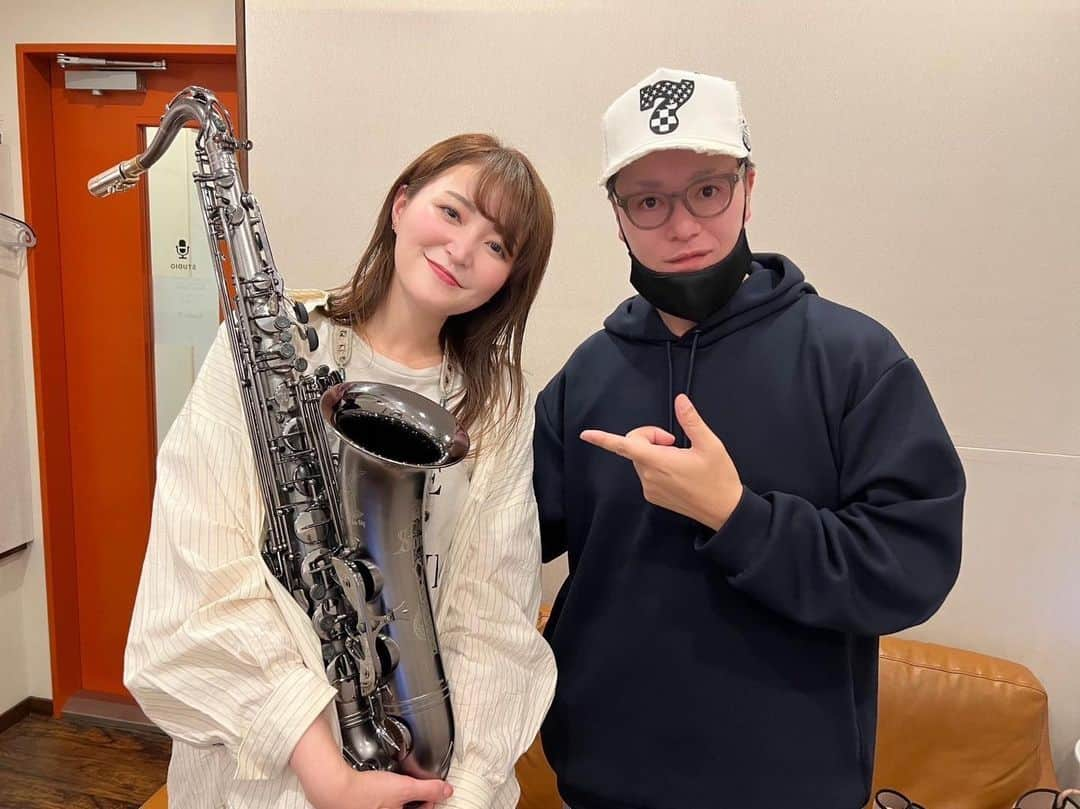 IZAMのインスタグラム：「Recording終了❣️ 今日は、SHAZNAのSax🎷✨であるASUKAに来てもらい、一曲レコーディングしてもらいました☺️👍✨  めちゃくちゃ早くて、色っぽいSaxで魂を吹き込んでくれました🌸 我々、同じ誕生日なので感覚が近いのよ、きっと😁♪ Saxが色っぽすぎて、唄を取り直しましたからね🤣笑 ASUKAありがと😉✨  #sax  #saxophone  #saxplayer  #ASUKA #shazna #SHAZNA #IZAM #rec  #recording」