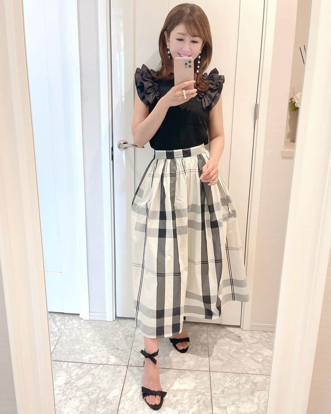 のインスタグラム：「今日のコーディネート👗  今日、月曜日はインスタライブの日。  LIVEのコーディネートに使用する靴や私物のお洋服を持って行くので毎回大荷物なんです❣️  すぐお着替えもするので、シワを気にせず、動きやすいカットソーのコーディネートにしました😊  肩のWフリルが可愛いカットソーは、ホワイトも、ブラックも、プライベートで大活躍中💕  フリルが立体的で華やか見えするので、着心地らくちんなのに見栄えがする格上げアイテムです✨  そして、チェックのスカートもシワになりにくくて、アイロンいらずの便利アイテム😉  しかも、生地が水を弾いて滲みない生地なので、梅雨のシーズンの雨の日コーデにもオススメです♥️  私が今日着用しているチェックスカートは、明日5/23(火)11:59まで、ボトムスSALE対象商品になっていて、とてもお得です💕  是非、checkしてみて下さい😊  <備考> 1枚目の画像は、自宅のダウンライトの下で撮影し、2枚目以降は、オフィスでライトを当てて撮影したので、色味が少々違って写っています🙏  @primascherrer   #和泉佳子　#プリマシェレル　#ジョイントスペース　#jointspace #カットソー　#フリル　#スカート　#期間限定　#sale #ファッション　#コーディネート　#アラフィフ　#50代コーディネート　#エレガント　#エレガントコーデ　#ファッション好きな人と繋がりたい」