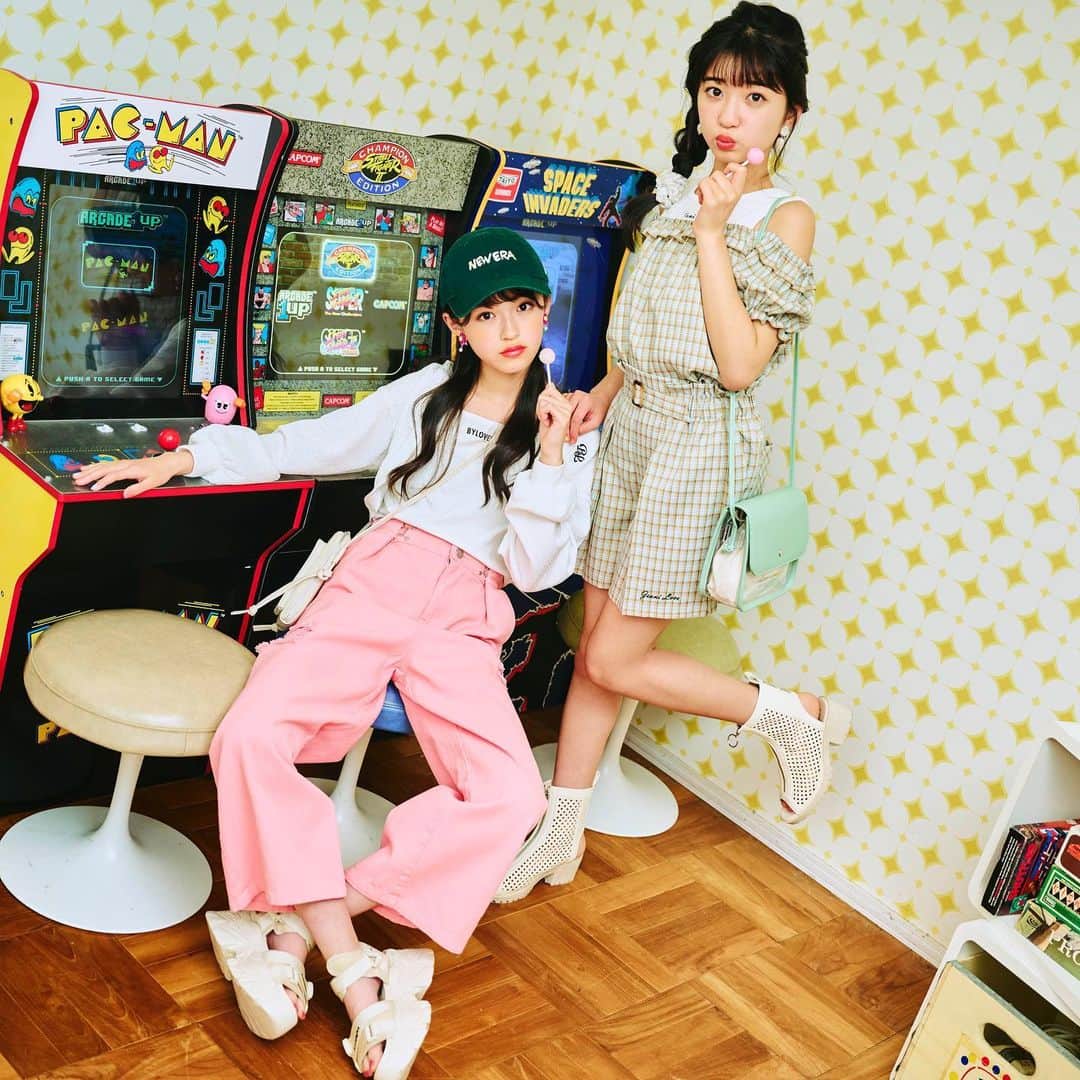 ニコ☆プチのインスタグラム：「🍬🍭💞  最近暑いけどみんな体調は大丈夫かな？😖  今日は、ガーリーなアイラとボーイッシュなイオリをおとどけ🫶🏻💫 かわいすぎる2人にいやされて、水分ほきゅうをしっかりして、今週もがんばってこ‼️❤️‍🔥  📸Photo by @ogawaken59  👗Stylist by @stylist_tanakaayumi  💄Hair&Make by Mai(Nord) 👧🏻Models by @sekiya_iori_official @arai_aira_official   #ニコプチ #ニコプチモデル  #小学生ファッション #夏ファッション #関屋伊織 #新井葵来」