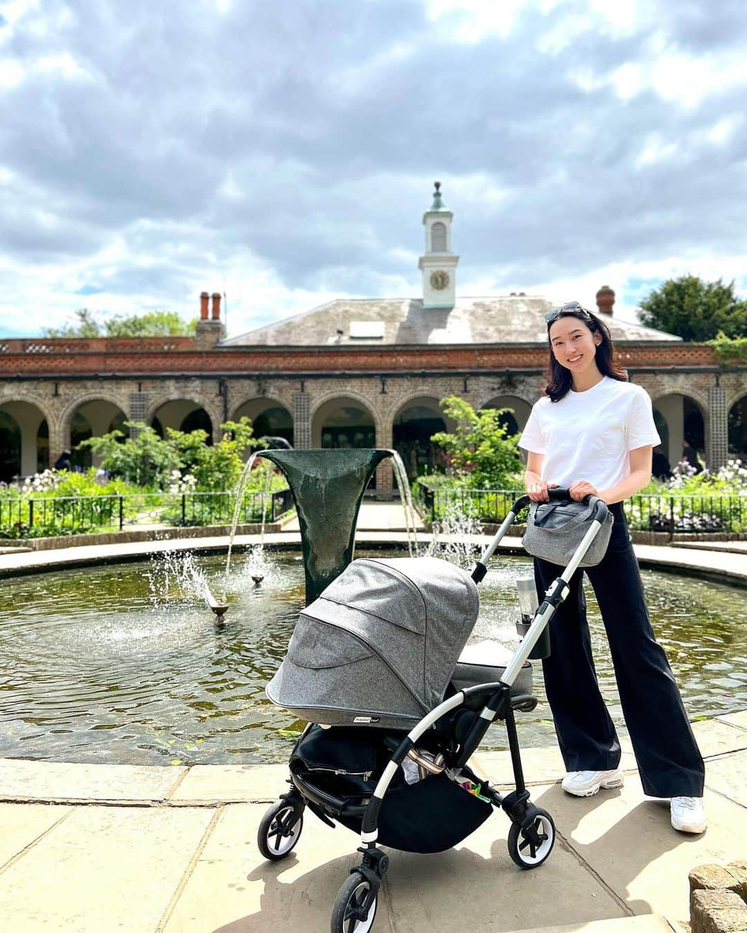 松原汐織さんのインスタグラム写真 - (松原汐織Instagram)「Family Sunday stroll in Holland Park❤️ I found carp-shaped streamers “Koinobori” at Kyoto Garden. I miss Japan🇯🇵  ホランドパークへ🌿 見所と言われる所は階段があるのでベビーカーにはあまり向かないけれど、ロンドンで鯉のぼりを見られると思っていなかったので癒されました🎏💕 ——— Outfit Details: Sunglasses @maisonvalentino  T-shirt @massimodutti (new) Trousers @maxmara  Trainers @nike  I got some of Massimodutti’s white T-shirts🤣 ———  #baby #babygirl #3monthsold #mumofagirl #lovemyfam #hollandpark #sundaystroll  #outfit #maisonvalentino #massimodutti #maxmara  #bugaboo #bugaboouk  #london #thisislondon #londonlife  #出産 #海外出産 #女の子ママ  #海外子育て #イギリス子育て #ロンドン子育て  #ホランドパーク #ベビーカー #バガブー  #ロンドン #ロンドン生活 #ロンドン在住  #shioriinlondon2023」5月22日 17時36分 - shiori_ma_