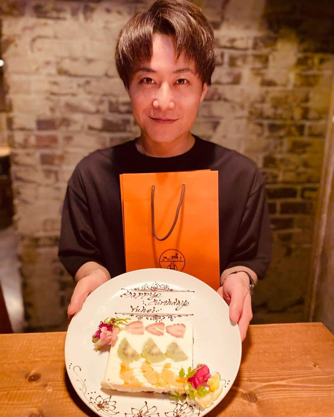 土井悠平のインスタグラム：「先日誕生日を迎えましたが、 いつも応援してくれる 大事な友達に誕生日祝いしてもらいました！😘  できる男で刺激ももらってるし おもろいし、落ち着く🫡🫡 俺に持ってないもの持ってる男。 プレゼントありがたく使わせて頂きます☺️☺️  何歳になっても アホな話してたいなぁー🥳  エスコンでプレゼント下さった皆様も 改めてありがとうございました😊  #あほ #できる男 #すん顔  #肩で風切る  #誕生日 #誕生日プレゼント」