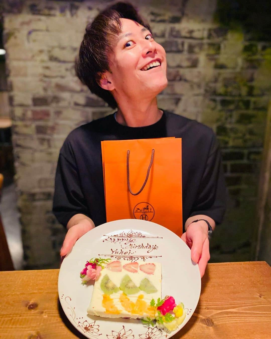 土井悠平さんのインスタグラム写真 - (土井悠平Instagram)「先日誕生日を迎えましたが、 いつも応援してくれる 大事な友達に誕生日祝いしてもらいました！😘  できる男で刺激ももらってるし おもろいし、落ち着く🫡🫡 俺に持ってないもの持ってる男。 プレゼントありがたく使わせて頂きます☺️☺️  何歳になっても アホな話してたいなぁー🥳  エスコンでプレゼント下さった皆様も 改めてありがとうございました😊  #あほ #できる男 #すん顔  #肩で風切る  #誕生日 #誕生日プレゼント」5月22日 17時38分 - doi_yuhei