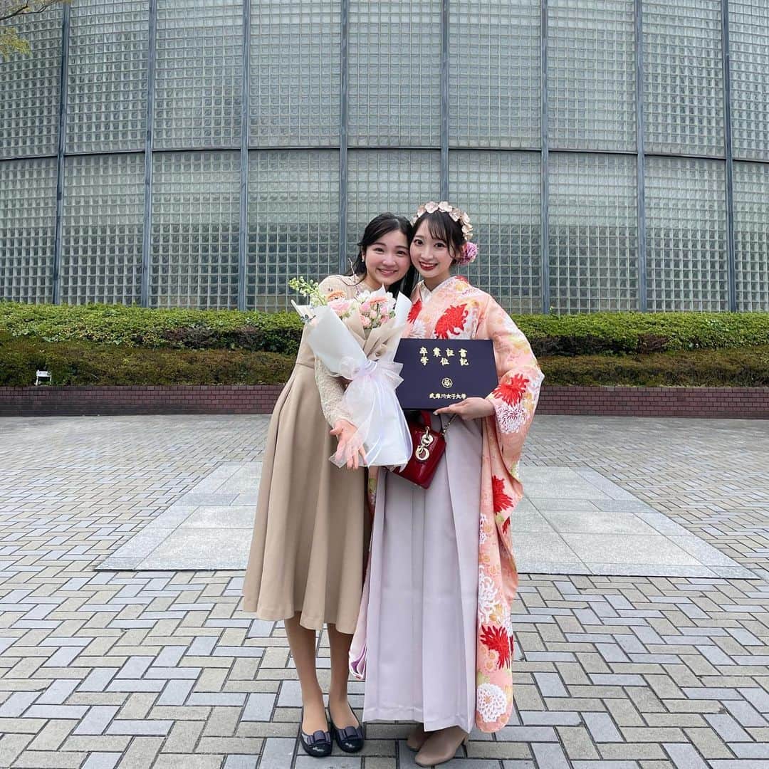 KANAKAさんのインスタグラム写真 - (KANAKAInstagram)「まなとまゆ遠いところ来てくれてありがとう💗  最後の写真、大好きなみんなに囲まれて本当に幸せなエモい写真📸  #卒業 #卒業式 #袴」5月22日 17時49分 - canika_1111