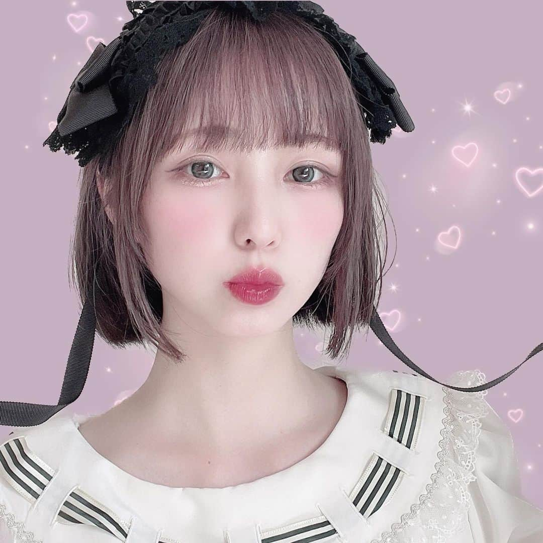 皆方由衣のインスタグラム：「ヘアチェンジ.*･ﾟ ラベンダーカラーに 前髪ぱっつん！  とっても気に入ってます⋈�♡  ここから色落ちしていくのも 楽しみだ😌  #ラベンダーカラー #ピンクラベンダー #ヘアカラーピンク #ヘアカラーラベンダー #ヘアカラーパープル #ロリータ #lolitafashion #ロリィタ #ドーリーヘア #dollhairstyle #dollhair」