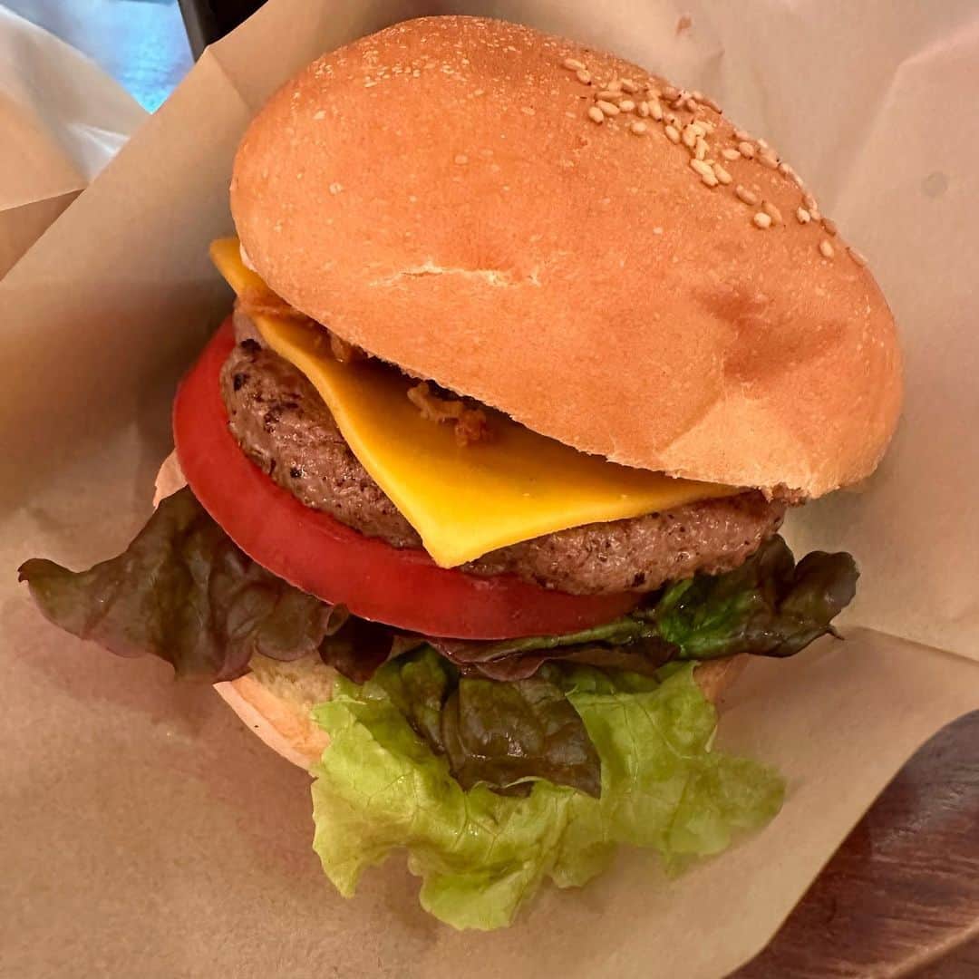 みずしな孝之のインスタグラム：「お手本みたいなチーズバーガー！美しい！  #cherrybeans」
