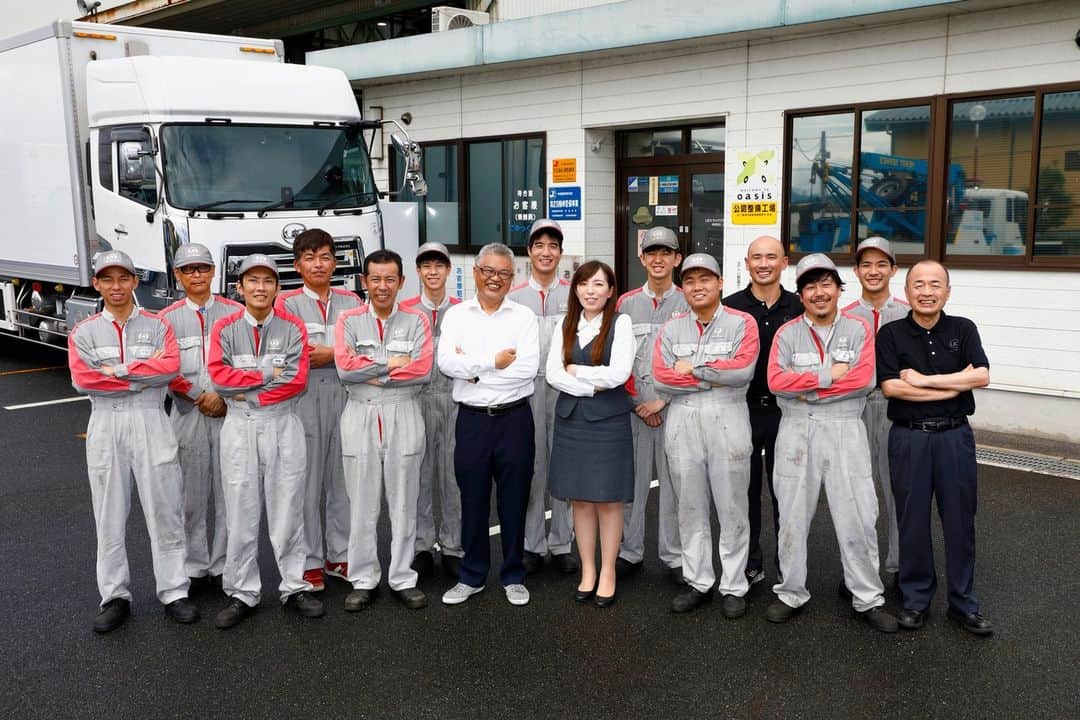 のインスタグラム：「English follows Japanese 今週は上野カスタマーセンター(CC)の紹介です。 上野CCがある伊賀市は、おくのほそ道で知られる松尾芭蕉の故郷になります。芭蕉翁生家や、俳聖殿といった芭蕉に関わるスポットには今も多くの観光客が訪れます。  上野CCは、運行管理されるお客様への提案を行うフロントマン、新型車にも精通した経験豊富なメカニック、お客様のニーズに対し迅速に対応するパーツスタッフ、アットホームな事務所スタッフ、従業員全員がお客様のご来店を心よりお待ちしております。  This week we introduce the Ueno Customer Center (CC) in Mie Prefecture. Iga City, where Ueno CC is located, is the hometown of Matsuo Basho, who is arguably the most famous poet of the Edo period and recognized as the greatest master of haiku.  At Ueno CC, everyone works as a team – from the front service desk to experienced mechanics working on the trucks. All go the extra mile to serve customers.   #udtrucks #udトラックス #Mie #上野 #伊賀 #整備工場」