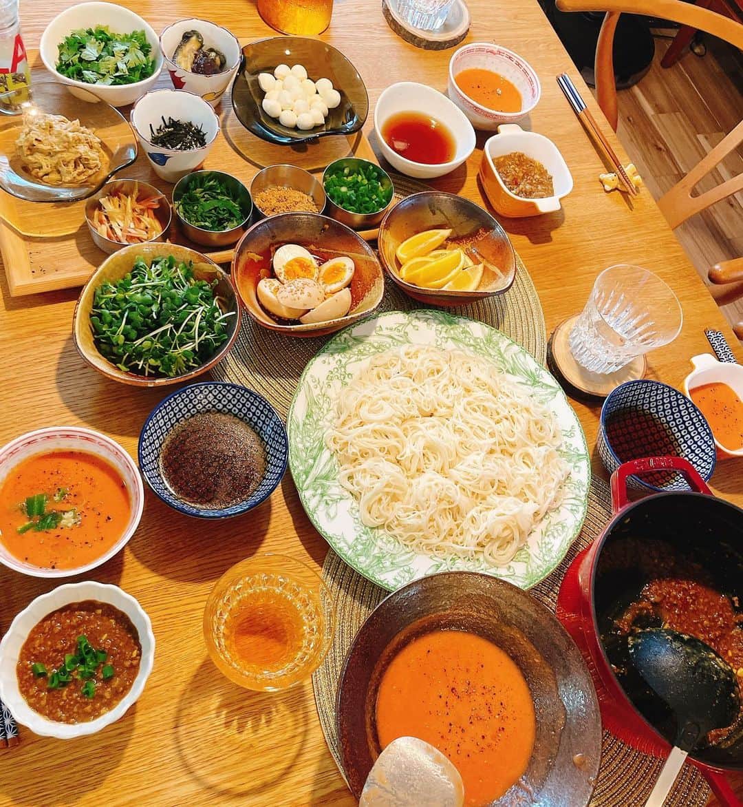 高田秋のインスタグラム：「夏を先取りして🏄‍♀️ 素麺パーティーをしました🤍💛 トマトのつけダレとカレーのつけダレ🍅🍛  薬味は麺つゆ様に沢山用意しました! モッツァレラはトマトの方に、 パクチーはカレーの方に混ぜて食べたら美味しかった☺︎  トマトのつけダレは、 ミキサーにトマト2ついれて、 白胡麻をミキサーにかけておいて 出汁と麺つゆとオリーブオイルを入れてガーっとミキサー☺︎ 仕上げにオクラとブラックペッパーで味を整えました💛  カレーのつけダレは、 ニンニク微塵切りと長ネギひき肉を炒めて出汁と麺つゆとカレー粉入れただけ💛 好みで唐辛子🌶いれても🍛 私はすこーしいれた！  #素麺パーティー  #そうめんアレンジ  #そうめんレシピ #シュウのホムパ」