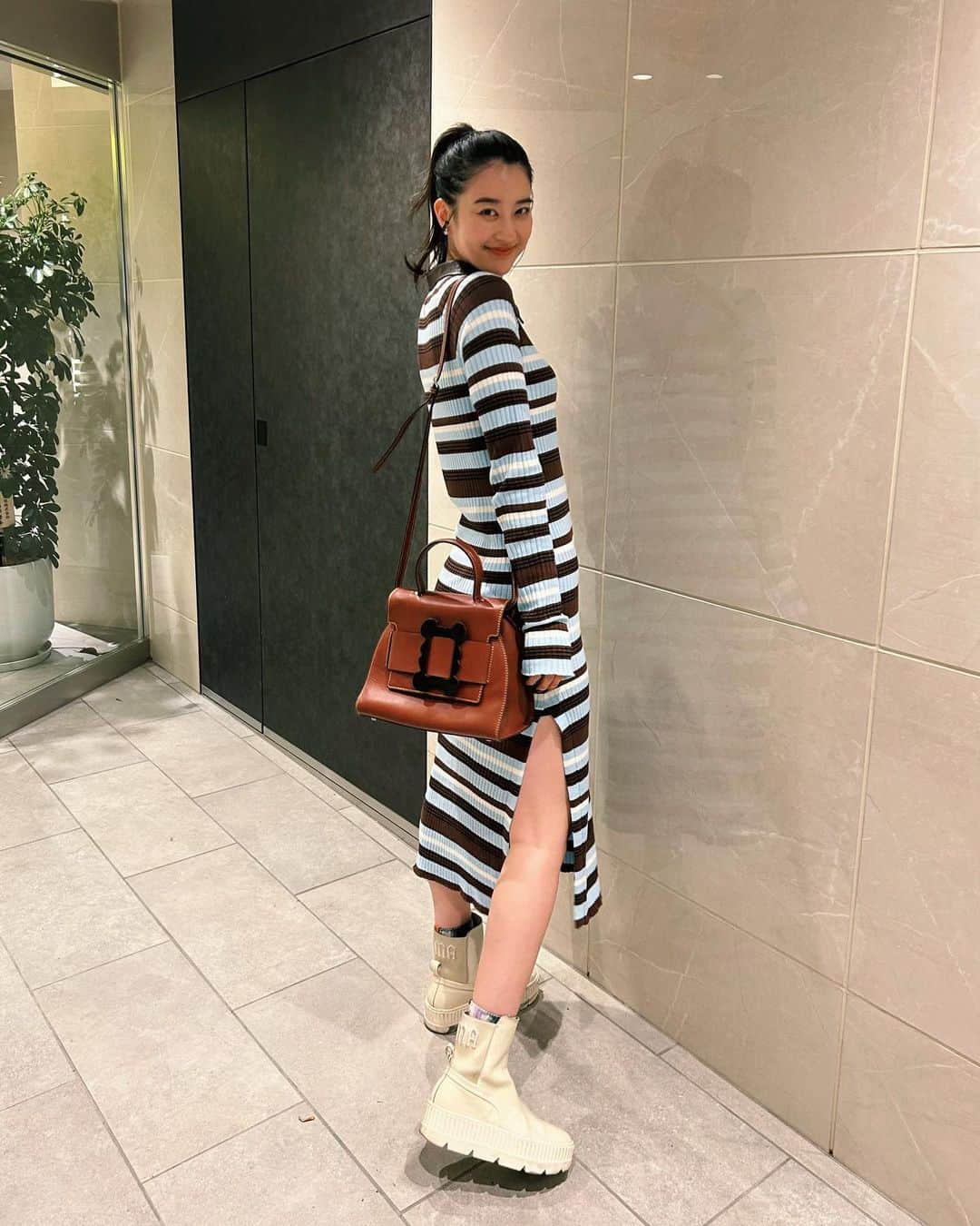 青野楓のインスタグラム：「@eenie_official のワンピースお気に入りすぎ🤔❤️‍  #eenie#kaede626style#kaede626style #ブルーカエデ」