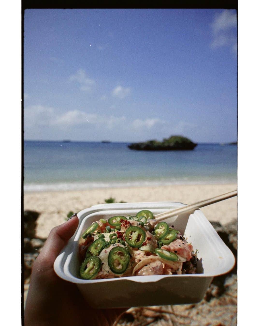 金光みり愛さんのインスタグラム写真 - (金光みり愛Instagram)「実は少し前にかぜとくんと沖縄旅行に行ってたの🏝💗 その時の写真がたくさんあるから 今日から更新していく〜🌊  ちょこちょこ食べた美味しかったものやら その前後の写真やら色々🍔💗  📸 写真2枚目/3枚目 📍 @808pokebowlsokinawa  美味しかったポキ丼屋さん🐟🌺 大好きなハラペーニョをたくさん トッピングしてもらって🫑 店内でも食べれたけど、テイクアウトして 海眺めながら食べてすごくいい思い出になった💗  📸 写真4枚目/5枚目 📍 亀かめそば 沖縄に到着してレンタカーして、 一番最初に行ったお店🍜 とりあえず沖縄そば食べよう！となって 近くで探して入ったけど、 地元の人も多そうで賑わってて、 安くて早くてとっても美味しかった💐  📸 写真6枚目/7枚目 📍Warren’s Place 2.1 Burgers & Beer 名護にあるハンバーガー屋さん、 超ジューシーでボリューム満点◎ 店主のこだわりが強め🍔🔥  📸 写真9枚目 📍 @mitsuyahonpo  沖縄で色々行った中でもトップ級に 美味しかったホクホクのサーターアンダギー🥹💗💗 ここのサーターアンダギーが好きすぎて スタッフへのお土産もここで購入🥹💗 今回の滞在中だけでも3回くらい買った😂💕 思い出しただけでよだれが出ちゃいそうだ🫠💕  #沖縄#那覇#名護#沖縄そば#沖縄旅行#国内旅行#カップル#カップル旅行#沖縄グルメ#沖縄観光#那覇グルメ」5月22日 17時50分 - milliah_kanemitsu