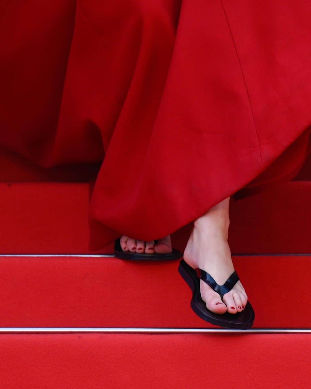 Vogue Italiaさんのインスタグラム写真 - (Vogue ItaliaInstagram)「#JenniferLawrence dimostra ancora una volta che eleganza e comodità possono coesistere, anche in un abito da red carpet. Scorri la gallery per scoprire il suo look firmato @dior con sandalo infradito, e dai un’occhiata al nostro link in bio per tutti i dettagli dei look avvistati da #VogueItalia sul #RedCarpet del #FestivalDiCannes.   #VoguePeople #FestivalDiCannes2023」5月22日 17時50分 - vogueitalia