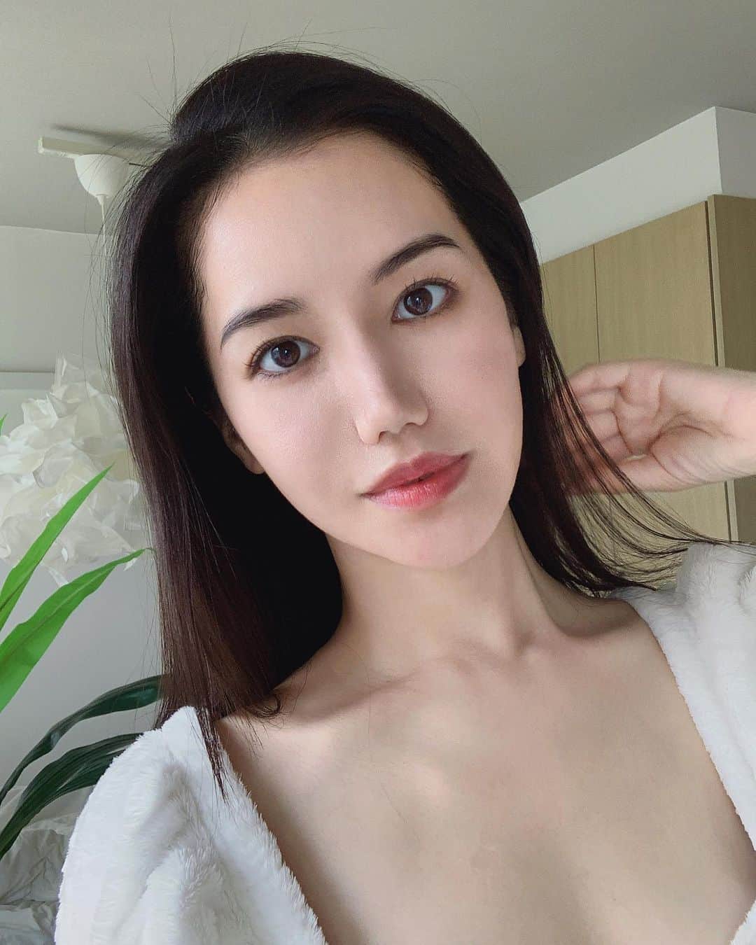 尾島沙緒里のインスタグラム：「大事な予定があったので眉サロンに🪮 眉がしっかり生えている+下がり眉なので、必ず毛流れを上向きにするハリウッドブロウリフトをしています  画像1枚目がafter 画像2枚目がbefore 結構垢抜け具合が違いますよね？😌  ⁡今までは強く見られたくて画像4枚目のような吊り眉だったのですが、 顔立ちからキツく見られる事が多く、今は優しそうなアーチ眉が好みです  眉は毎回試行錯誤しています！笑  ⁡ #美容 #美容垢さんと繋がりたい #美容好きな人と繋がりたい #アナウンサー #フリーアナウンサー #女子アナ #ハリウッドブロウリフト #ハリウッドブロウ #眉毛メイク #眉メイク #アイブロウメイク #アイブロウサロン  ⁡ 他の投稿はこちら ▷▷▷@ojimasaori__newscaster」