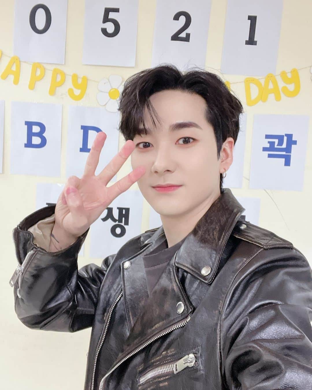 アロン のインスタグラム：「최고의 생일 파티를 선물해주셔서 너무 감사합니다. thank you for all the bday wishes! ❤️」