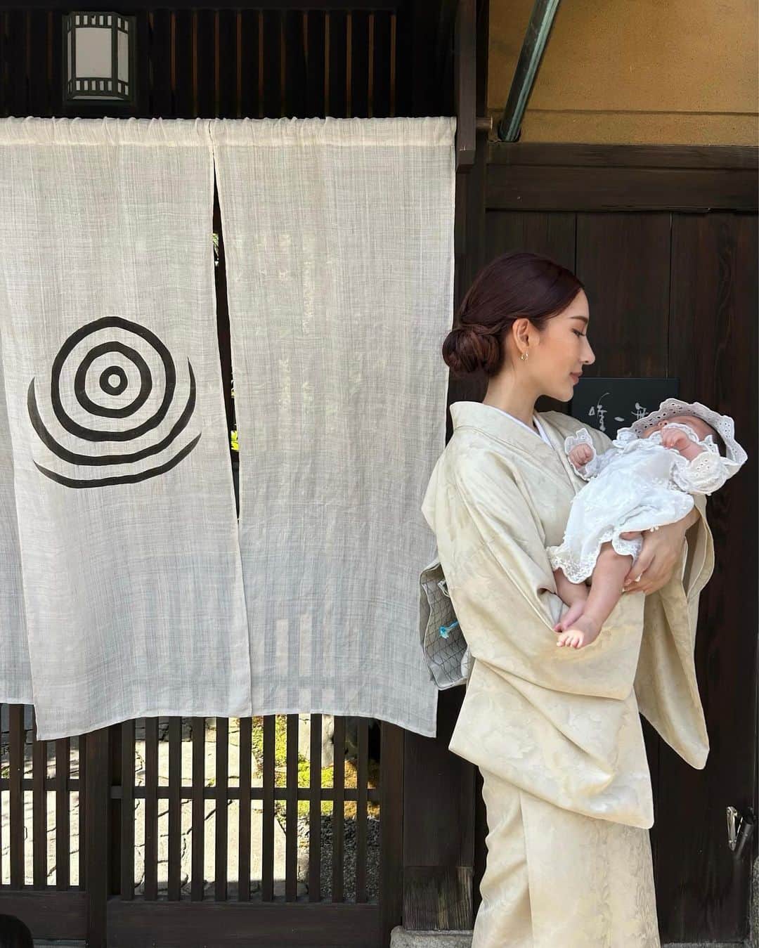 HARUEのインスタグラム：「お宮参りの思い出🕊️  こんな日に限って朝から2人ともグズグズスタート🫡  授乳しながら上の子にもご飯食べさせてジタバタでお店に到着〜！  私が着付けしてるあいだ１時間ほどパパに見てもらってたんだけど、それはそれはまぁ、、🤣  2人抱えてお店に戻ってきたさくのシャツの乱れっぷりと汗の量を見て、すぐにお察し致しました。笑  年子ベビーは同時にぐずった時が最大の難関よねぇ😅  神社に着く頃にはどちらも落ち着いてくれて、レオンさんは最近ハマっている石拾いをひたすら楽しんでたな🤭  色々とバタバタな１日だったけど、天気にも恵まれて無事に参拝できてよかった🕊️  これからもスクスク元気に育ってくれますように🤍  #お宮参り」