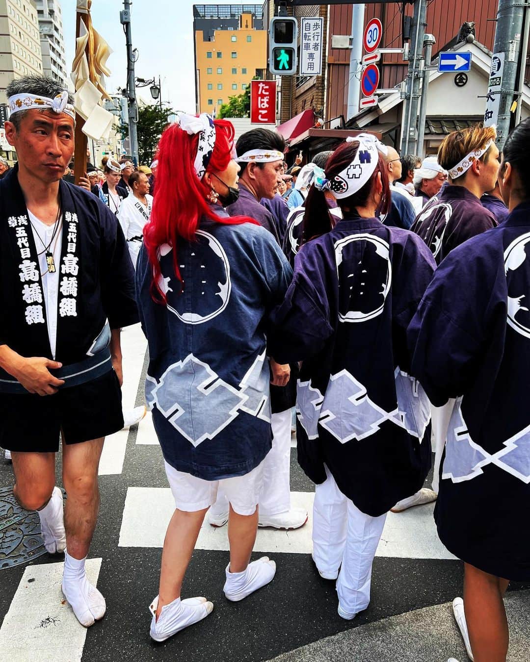 のインスタグラム：「4年振りの三社祭、お神輿担げました 人人人の熱気が凄まじい お疲れ様でした🔥」