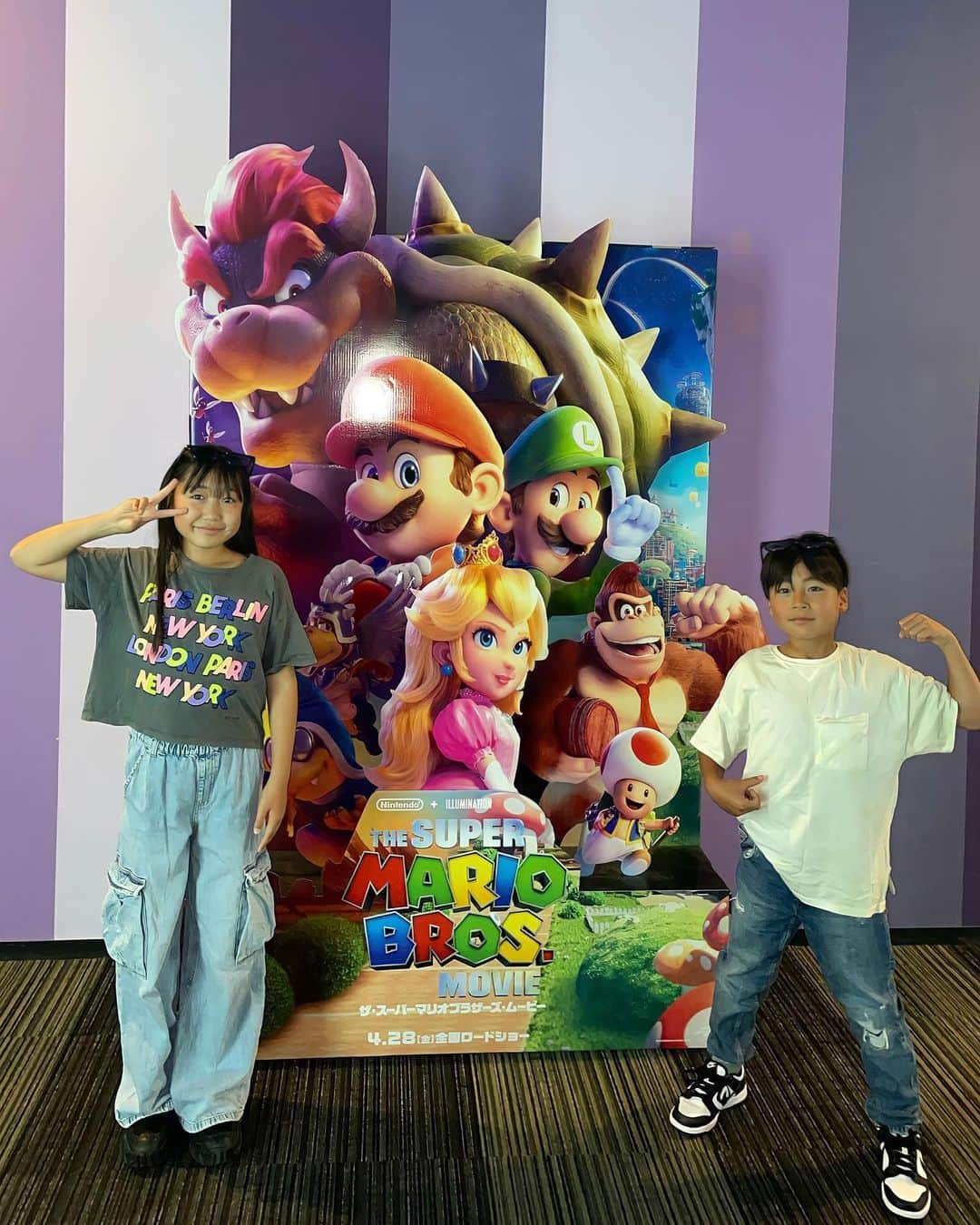 かなのインスタグラム：「． 運動会の振替休日で ずっと観たかったマリオの映画観てきたよ❤️💚 ． りきとは2回目だったから今回は3Dで😎💕 もうみんなも観てると思うけど ほんっとーーに面白かった😆🍄 ． ゲームの世界観🎮最高だった🌟 個人的にはユニバ行った時より満足度高かったかも🐒❤️ ． ． #スーパーマリオブラザーズ#映画#映画館#小学生#姉弟」