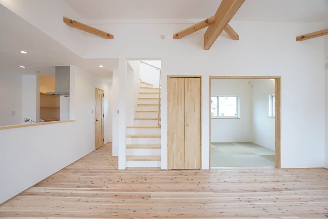 satsumahomeのインスタグラム：「梁がより広々としたリビングにみせてくれます。  ＿＿＿＿＿＿＿＿＿＿＿＿＿＿＿＿＿＿＿＿＿＿＿＿＿  「体に良くないものは使わない」  漆喰や無垢材などの自然素材だけを使って建てる。 体に安心・安全な無添加の家。 豊中市・箕面市を中心とした北摂エリアで注文住宅を建てる専門工務店です。 ＿＿＿＿＿＿＿＿＿＿＿＿＿＿＿＿＿＿＿＿＿＿＿＿＿＿ さつまのリフォーム ▷@picnicstudio_osaka さつまの不動産　 ▷@sh.fudousan さつまのLINE ▷@sh.lineinfo  #さつまホーム #無添加住宅 #漆喰  #マイホーム記録 #注文住宅 #家づくり #施工事例 #いえすたぐらむ #おうち時間を楽しむ #ルームツアー #後悔しない家づくり #工務店だからつくれる家 #こだわりの家 #高気密高断熱 #設計事務所 #HEAT20 #自然素材の家 #デザイン住宅 #シックハウス対策 #スケルトン階段 #スタディコーナー #家づくり計画 ＿＿＿＿＿＿＿＿＿＿＿＿＿＿＿＿＿＿＿＿＿＿＿＿＿」