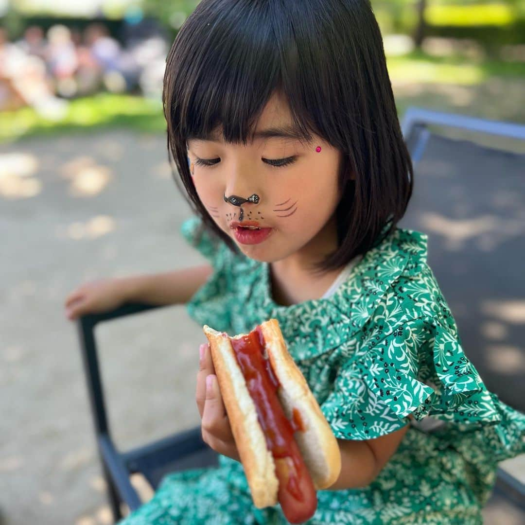 榎戸教子さんのインスタグラム写真 - (榎戸教子Instagram)「【スペイン】 マドリードにあるレティーロ公園。 市民の憩の場所、世界遺産です。 特別な存在ではないことが素敵です。  公園内には様々なキャラクターが。 本物ではないことも理解しながら 5歳の娘は大喜びしていました。  この公園が無料なんて！  Voicy「世界一周ラジオ」でお話ししました。 写真とあわせてお聴きください。  『#47 世界遺産のマドリード・レティーロ公園』 https://voicy.jp/channel/3482/523564  #世界遺産 #worldtraveler #旅 #voicy #世界一周 #spain #parqueretiro #公園 #madrid」5月22日 18時00分 - noriko_enokido