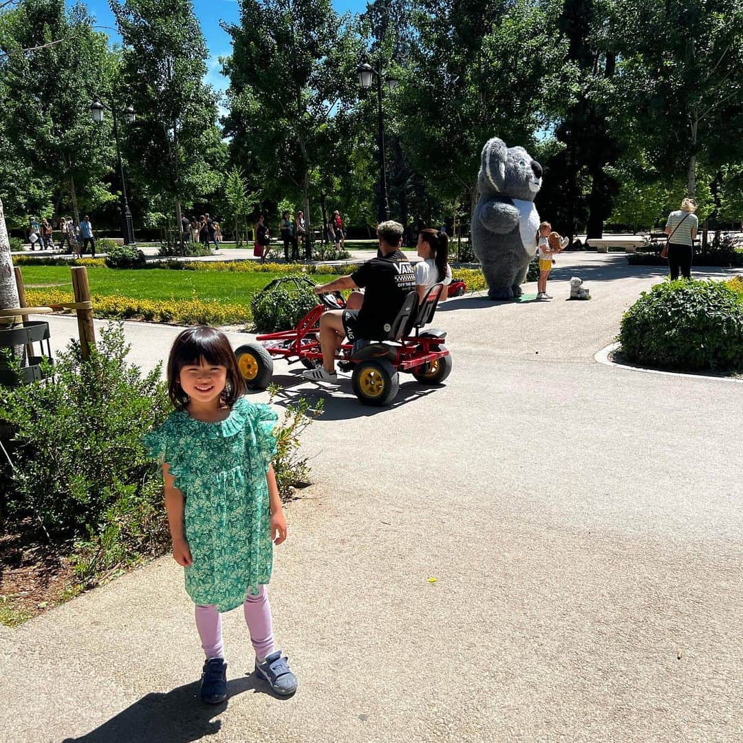 榎戸教子さんのインスタグラム写真 - (榎戸教子Instagram)「【スペイン】 マドリードにあるレティーロ公園。 市民の憩の場所、世界遺産です。 特別な存在ではないことが素敵です。  公園内には様々なキャラクターが。 本物ではないことも理解しながら 5歳の娘は大喜びしていました。  この公園が無料なんて！  Voicy「世界一周ラジオ」でお話ししました。 写真とあわせてお聴きください。  『#47 世界遺産のマドリード・レティーロ公園』 https://voicy.jp/channel/3482/523564  #世界遺産 #worldtraveler #旅 #voicy #世界一周 #spain #parqueretiro #公園 #madrid」5月22日 18時00分 - noriko_enokido