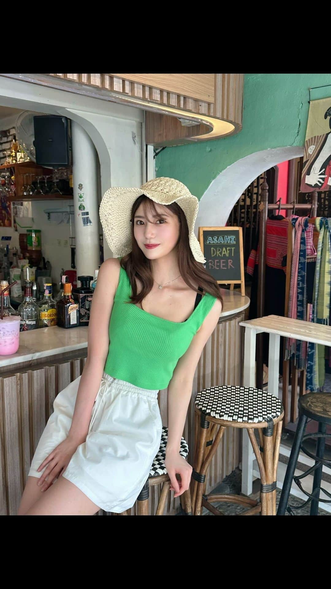 のインスタグラム：「かわいいカフェ〜🍹🥰  Always Summerという プーケットのカフェが可愛かった🇹🇭🍨  海外でもカフェ活するの楽しい💓  パンツとトップスは @sly_official です！ グリーンが気分です💚 麦わら帽子は　ショップリストで購入〜👒 @shoplist_official   #カフェ  #カフェ巡り #かわいいカフェ #プーケット #phuket」