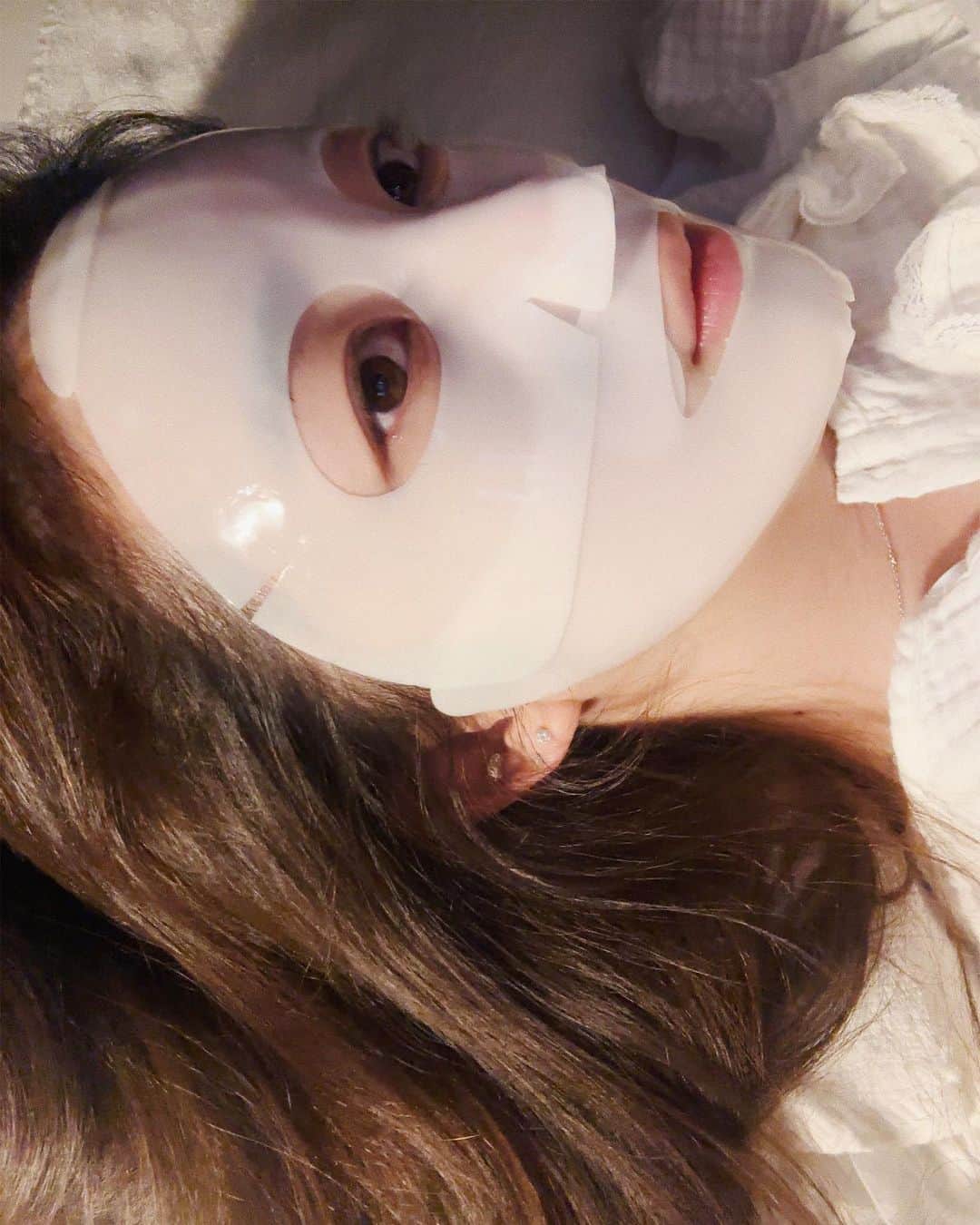 スヒョンさんのインスタグラム写真 - (スヒョンInstagram)「♥ 사진 너무 깜놀인가요.. 장수 𝐩𝐢𝐜𝐤 인생팩🥇 ❛ #더멀팩 ❜ 𝐎𝐩𝐞𝐧 ⠀⠀⠀ 🚨그냥 일반 마스크팩이 아닙니다..❗️ ⠀⠀⠀ #인공피부 연구원분들이 피부 재생 관련 개발하던 도중 탄생한 99% 실제 피부와 유사한 콜라겐 추출 시트 마스크팩 ❛ #더멀팩❜ ⠀⠀⠀ 집에 놀러 와서 자고 가는 지인들 중에 제가 아끼는 지인들한테는 #더멀팩 붙여주고 잤었는데 제 지인들의 찐후기 보이시나요❓ ⠀⠀⠀ 피부 기초 제품에 많이 예민해서 제품 하나 잘못쓰면 얼굴이 모기 300방 물린 사람처럼 변해서 기초 관련은 잘 안 하는데  지금까지 사용해본 무수히 많은 마스크팩들 중에 당연 1등은 #더멀팩 입니다.. 우리 무병님들도 #더멀팩 좋은 거 알아야해.. ⠀⠀⠀ 제품 미팅은 매니저님들한테 부탁드리는데 공구 계획을 점점 줄이고 계신다고 하셔서 직접 달려가서 빌고 빌어서 가져왔어용 ⠀⠀⠀ 유통기한도 넉넉한 방금 제조된 따끈따끈한 ❛ #더멀팩 ❜ 으로 본사에서 직접 익일 배송됩니다 👼🏻 ⠀⠀⠀ 최저가로 준비했으니 무조건 20장 이상 구매하시는걸 추천드려요 ⠀⠀⠀ 댓글에 질문 남겨주시면 추가 포스팅 준비하겠습니다 🫶🏻 ⠀⠀⠀ ❶ 기간 🗓️ ❝ 5월 22일(월) 오후 6시부터 ~ 25일(목) 자정까지 ❞ ⠀⠀⠀⠀ ❷ 가격 💵 • 페이셜 더멀케어 마스크 4장 (1BOX) (28% 할인) 정가 36,000원 → 장수 마켓가 26,000원 ⠀⠀⠀⠀ • 페이셜 더멀케어 마스크 8장 (2BOX) (28% 할인) 정가 72,000원 → 장수 마켓가 52,000원 ⠀⠀⠀⠀ • 페이셜 더멀케어 마스크 12장 (3BOX) (29% 할인) 정가 108,000원 → 장수 마켓가 77,000원 ⠀⠀⠀⠀ • 페이셜 더멀케어 마스크 20장 (5BOX) (30% 할인) 정가 180,000원 → 장수 마켓가 126,000원 ⠀⠀⠀⠀ ❸ 배송 🚛🚚 • 10만 원 이상 #무료배송 • 국내 본사 직배송 • 오전 10시 이전 결제 완료 시 익일 배송 ⠀⠀⠀⠀ ❝ 5월 1일(월) 저녁 6시부터 ~ 4일(목) 자정까지 ❞ ⠀⠀⠀⠀ ﹆ 질문은 댓글에 남겨주세요 #친구태그 는 사랑입니다 ♥ ﹆ 프로필 링크에서 구매하시고 놓치지 마세요 #𝑱𝒂𝒏𝒈𝒔𝒖𝒉𝒚𝒖𝒏_공구」5月22日 18時02分 - jshs2