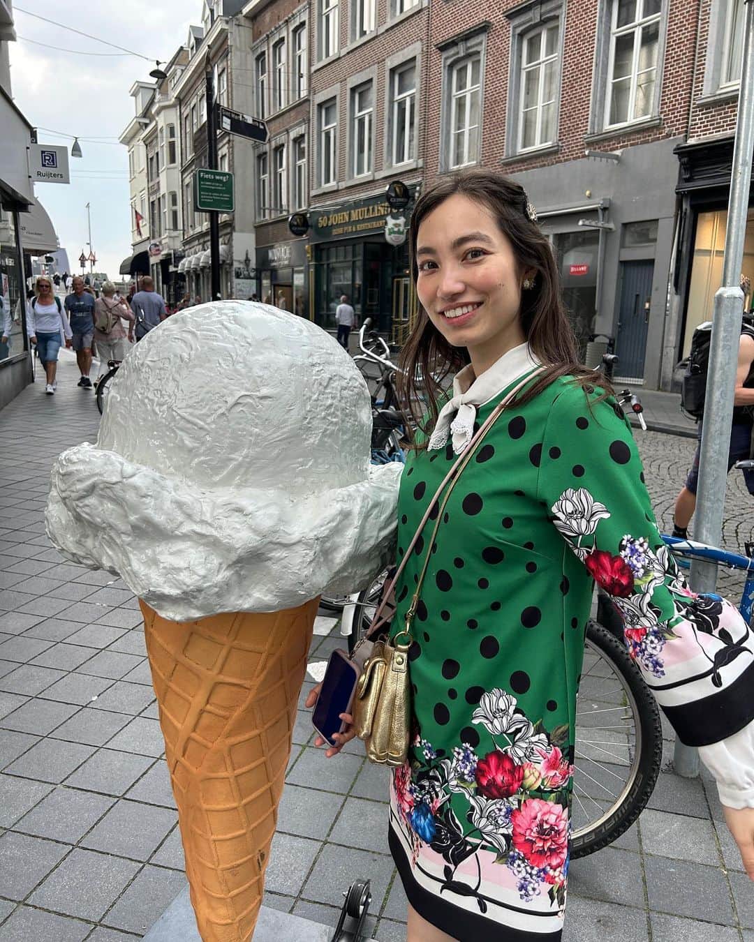 加藤ジーナのインスタグラム：「アイスクリーム大好きなのは 一生変わらないと思う😆🍦💕 みんなもアイスクリーム好き？🥰  #アイスクリーム #アイス部 #アイスが主食 #アイスクリーム好きな人と繋がりたい #オランダ暮らし #オランダ生活 #オランダ移住 #ヨーロッパの街並み #ヨーロッパの風景 #ヨーロッパ移住 #海外移住女子 #今日のコーデ #花柄ワンピース #グリーンカラー #花柄コーデ #グリーンワンピース」