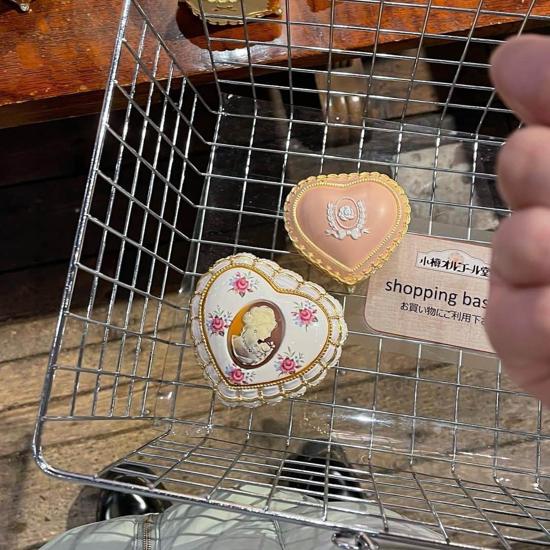 isutaさんのインスタグラム写真 - (isutaInstagram)「このレトロな雰囲気がたまらん～！ ノスタルジックな雰囲気がお好みの方に、刺さること間違いなし💘  北海道・小樽に拠点を構える「小樽オルゴール堂」って知ってる？  北海道内を中心にいくつか店舗を展開していて、小樽市の堺町通り商店街を抜けたメルヘン点に、本館があるよ。  取り扱いのあるオルゴールは、デザインのテイストから形、曲、価格帯までいろいろだから、「これ！」という1つにきっと出合えるはず。  どこか懐かしくてちょっと異世界のような、この場所“ならでは”の雰囲気を楽しんで！🕊️  @orgel_doh_official  photo by  @___una6 @aya_no325 @____xxbb   ✄-----------------------✄  姉妹アカウント @i_am_isuta も更新中  isuta編集部の日常のひとコマや 取材の最新レポを発信しているよ✍️˖°  ほかにも、エディターが気になる カフェやファッション、コスメをご紹介.・* ぜひフォローしてね🕊️  ✄-----------------------✄  #isuta #isutapic #isuta_trip  #北海道旅行 #北海道 #北海道観光  #小樽オルゴール堂 #小樽オルゴール堂本館  #小樽オルゴール #小樽 #小樽観光  #小樽旅行 #小樽デート #北海道土産  #オルゴール #オルゴール堂 #オルゴール好き  #オルゴール専門店 #レトロ #レトロファンシー  #レトロガーリー #レトロな雰囲気  #レトロ好き #レトロスポット #小樽市  #北海道好きな人と繋がりたい  #旅行が好き #旅行✈️ #旅行計画 #行きたい場所」5月22日 18時14分 - isuta_jp