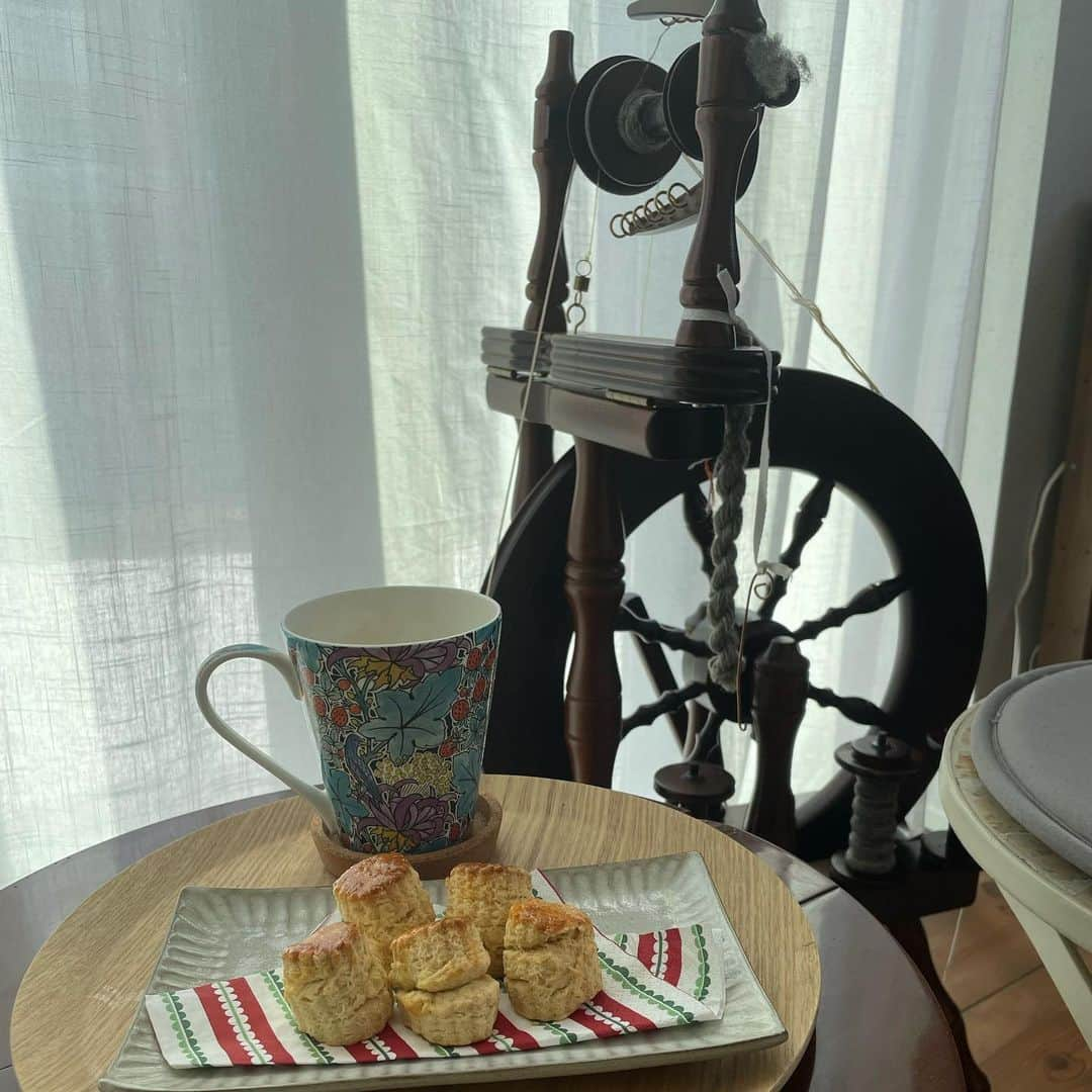 長久保智子さんのインスタグラム写真 - (長久保智子Instagram)「Last night, I received a gift from my neighbor, so in return, I baked scones today and returned the plate. 昨夜お隣さんからおすそ分けをいただいた。からのお皿をお返しするのもなんなんで、scone を焼いた💙 紡ぎをちょっとしてから食べようかと思ったら… あっという間になくなってた😅  #scones #creamtea #shetlandlace #shetlandlaceknitting #spinningwool #シェットランドレース」5月22日 18時07分 - satoko.tricot_the