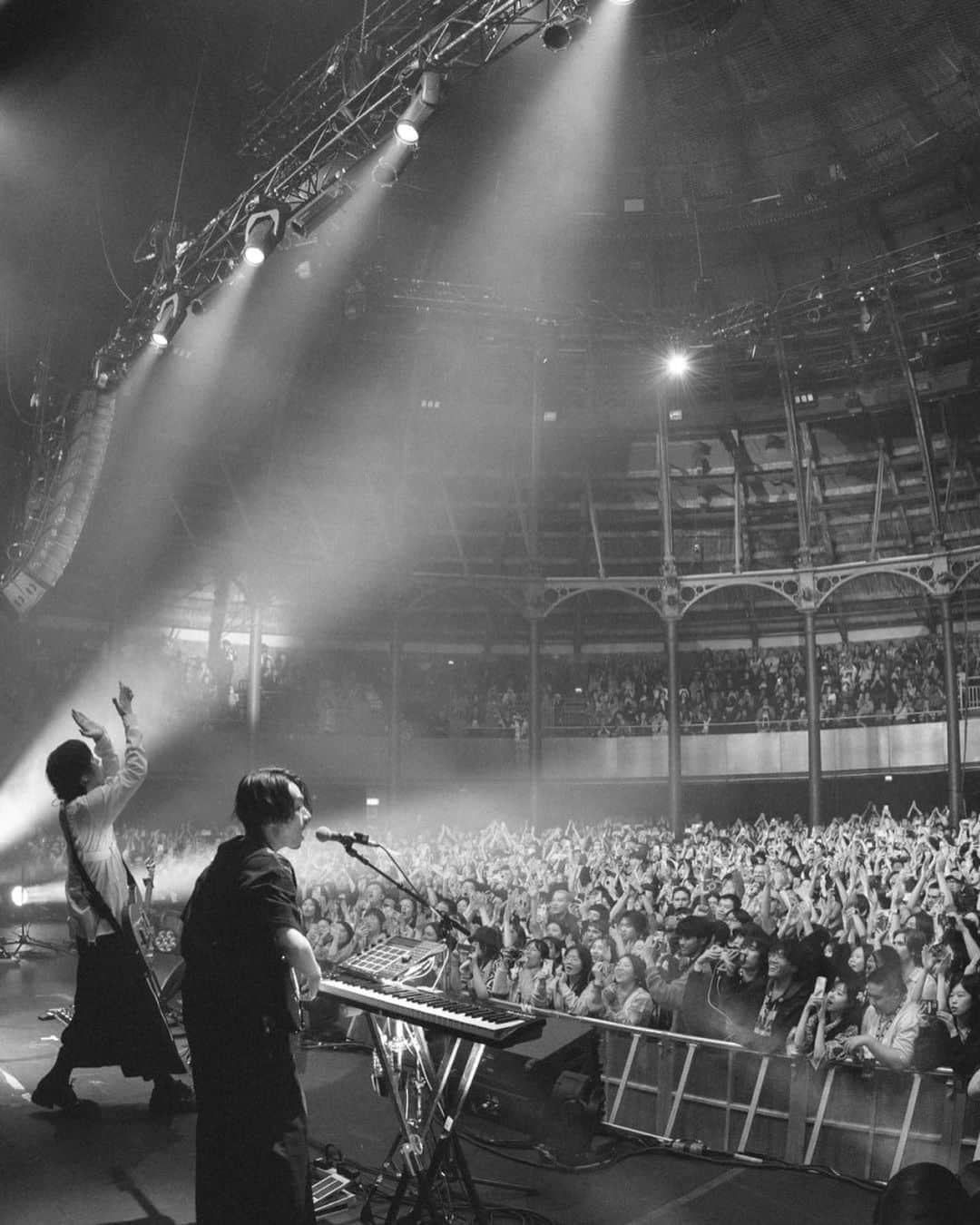 武田祐介さんのインスタグラム写真 - (武田祐介Instagram)「London🇬🇧  Thank you for an amazing night! It was a great start to our European tour🤩  📷@TakeshiYao」5月22日 18時09分 - yusuke_takeda_