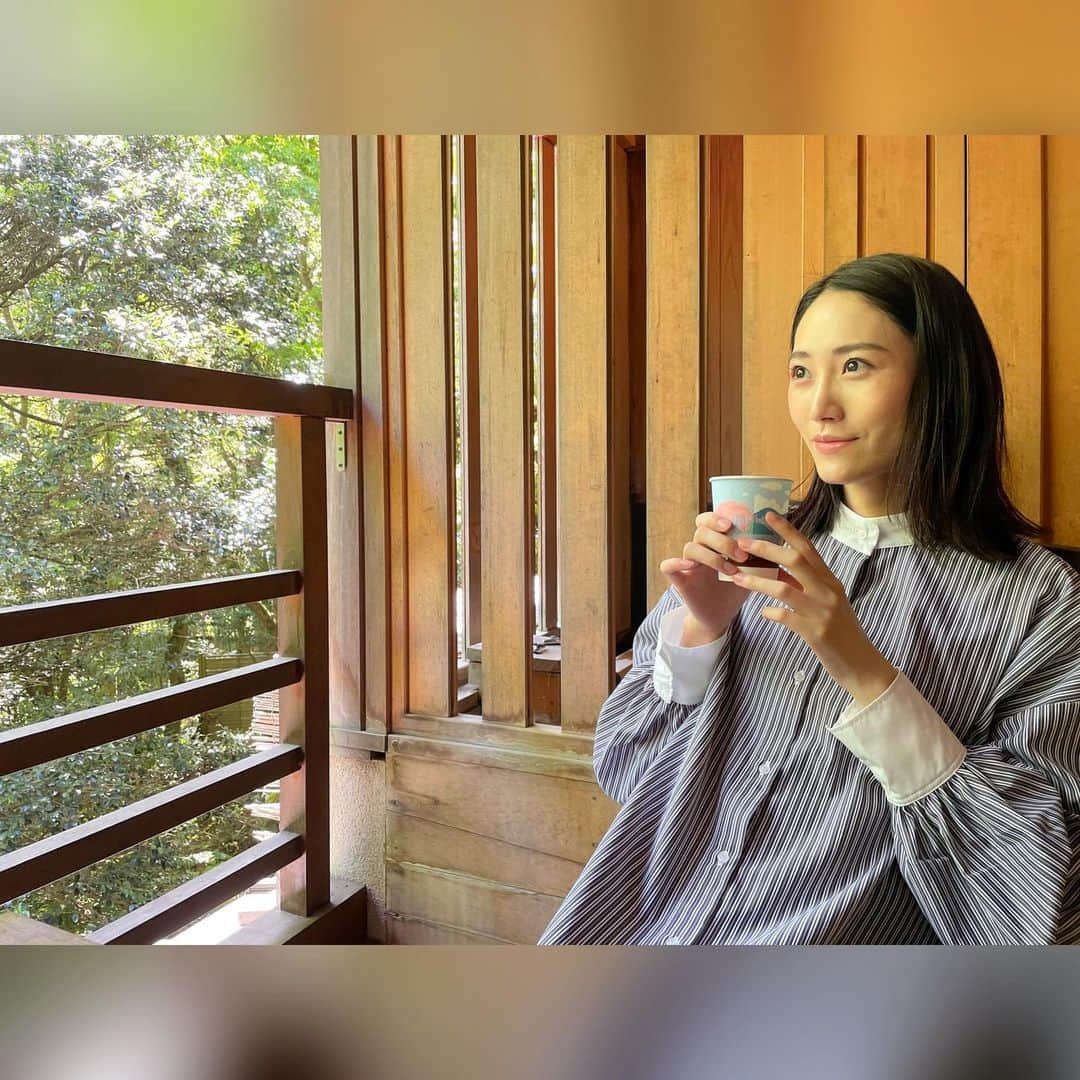 土井玲奈さんのインスタグラム写真 - (土井玲奈Instagram)「朝。 旅館のお部屋のテラスでまったり。 豆からコーヒーミルで挽いたコーヒー飲めるの嬉しや☕️♥️  箱根湯本のだんご&お餅たちも美味しかった🍡  #箱根旅行  #箱根温泉  #箱根湯本 #ちもと #湯もち  #手焼堂箱根湯本店 #炭火焼きだんご」5月22日 18時10分 - doixreina