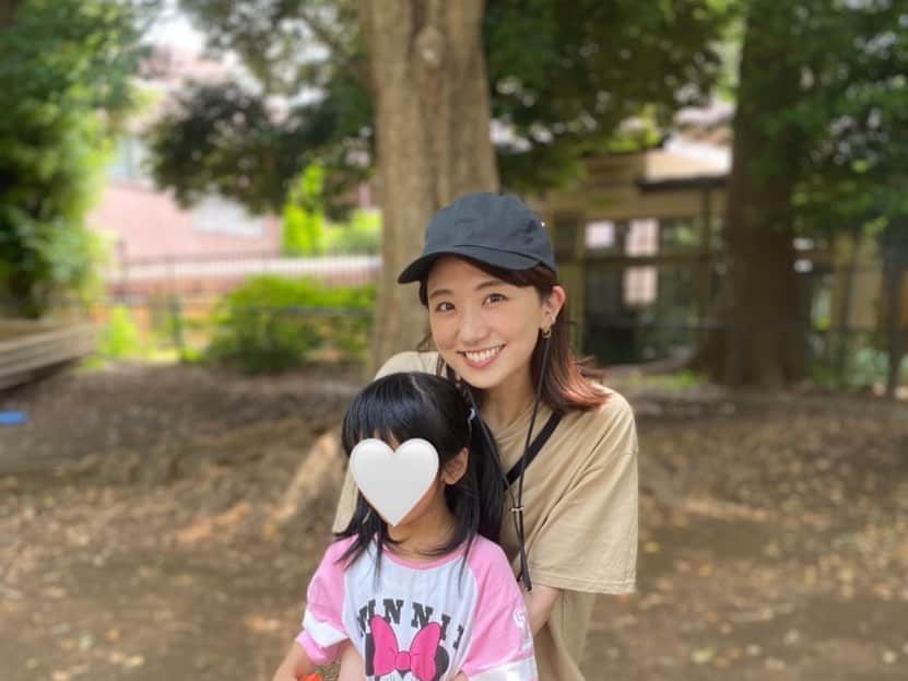 松村未央さんのインスタグラム写真 - (松村未央Instagram)「🐻 休みの日に公園へ✨ 動くと汗ばむ陽気でしたが、木陰は快適でした🌳  絵を描きたいというので自由にやらせていたところ、しばらくして「ママ、はいっ」と渡された絵がなかなか可愛かった🎨🐼(３枚目)  #休みの日の過ごし方 #公園日和  #公園コーデ #機能性重視 #🧢 #４歳お絵描き #絵の具 #🎨」5月22日 18時12分 - mio.matsumura_